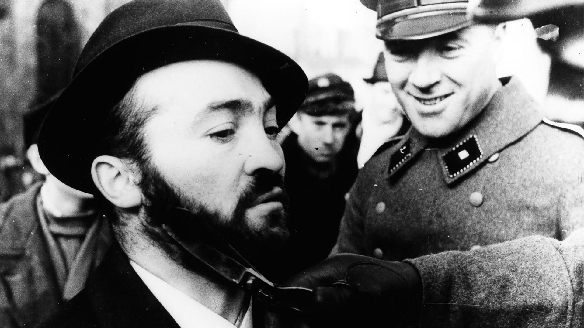 "Die Wahrheit über den Holocaust (2): Ghetto" Antijüdische Terrormaßnahmen im besetzten Polen September 1939 – 1940 (SD-Angehöriger schneidet einem polnischen Juden den Bart ab)