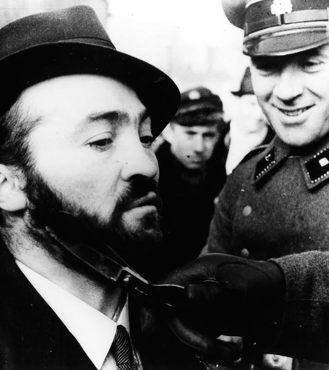 "Die Wahrheit über den Holocaust (2): Ghetto" Antijüdische Terrormaßnahmen im besetzten Polen September 1939 – 1940 (SD-Angehöriger schneidet einem polnischen Juden den Bart ab)