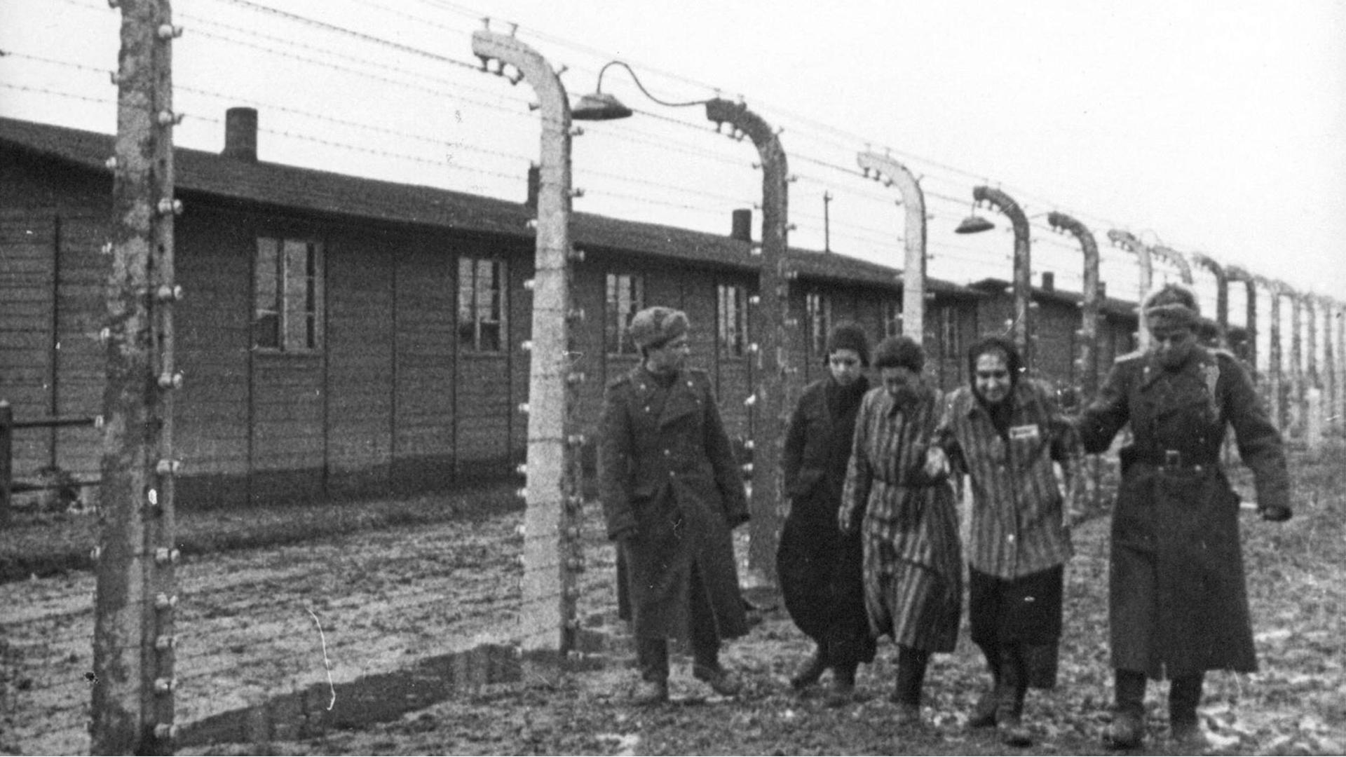 "Die Wahrheit über den Holocaust (6) Untergang": Sowjetische Soldaten mit befreiten Gefangenen in Auschwitz