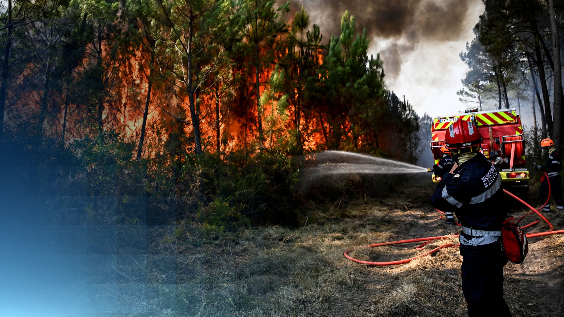 Einsatzkräfte, die in Frankreich einen Waldbrand bekämpfen