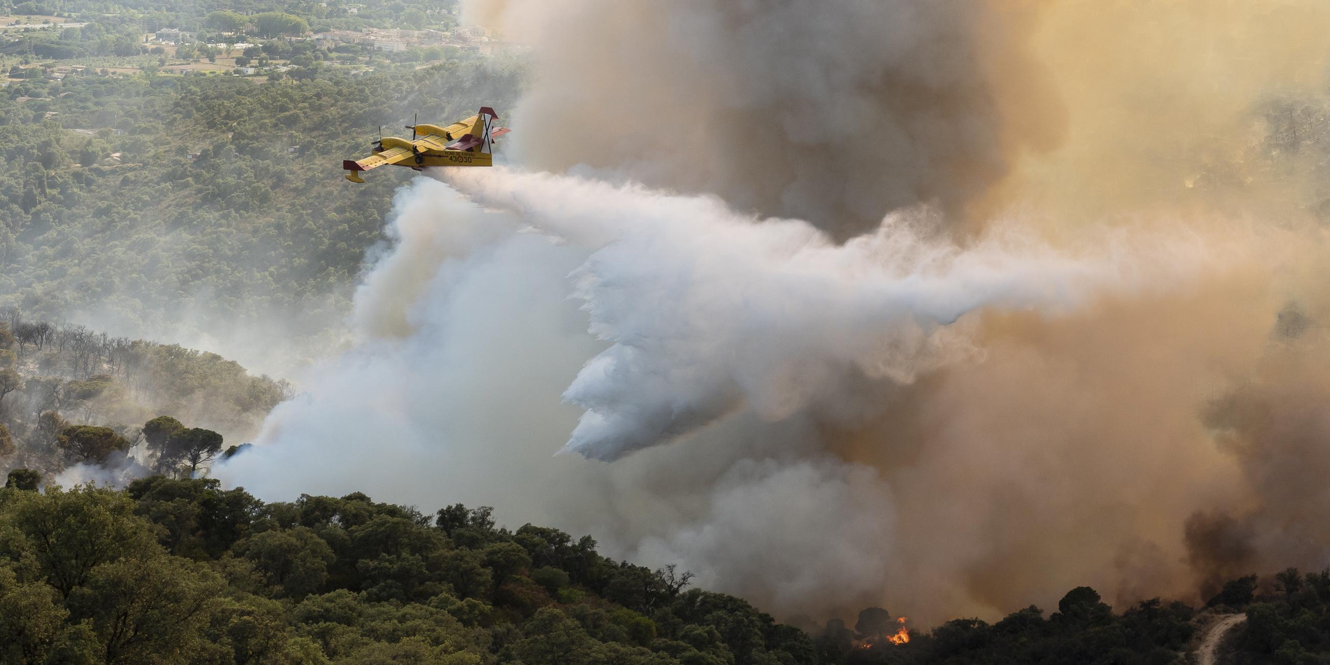 Löschflugzeuge versuchen den Waldbrand zu löschen.