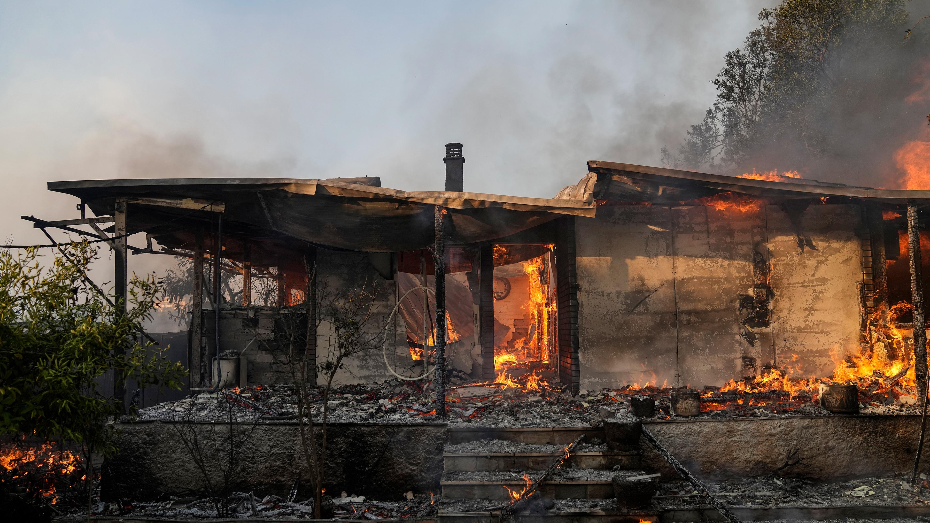 Ein Haus brennt in der Gegend von Anthousa, etwa 30 Kilometer östlich von Athen (Griechenland), aufgenommen am 20.07.2022