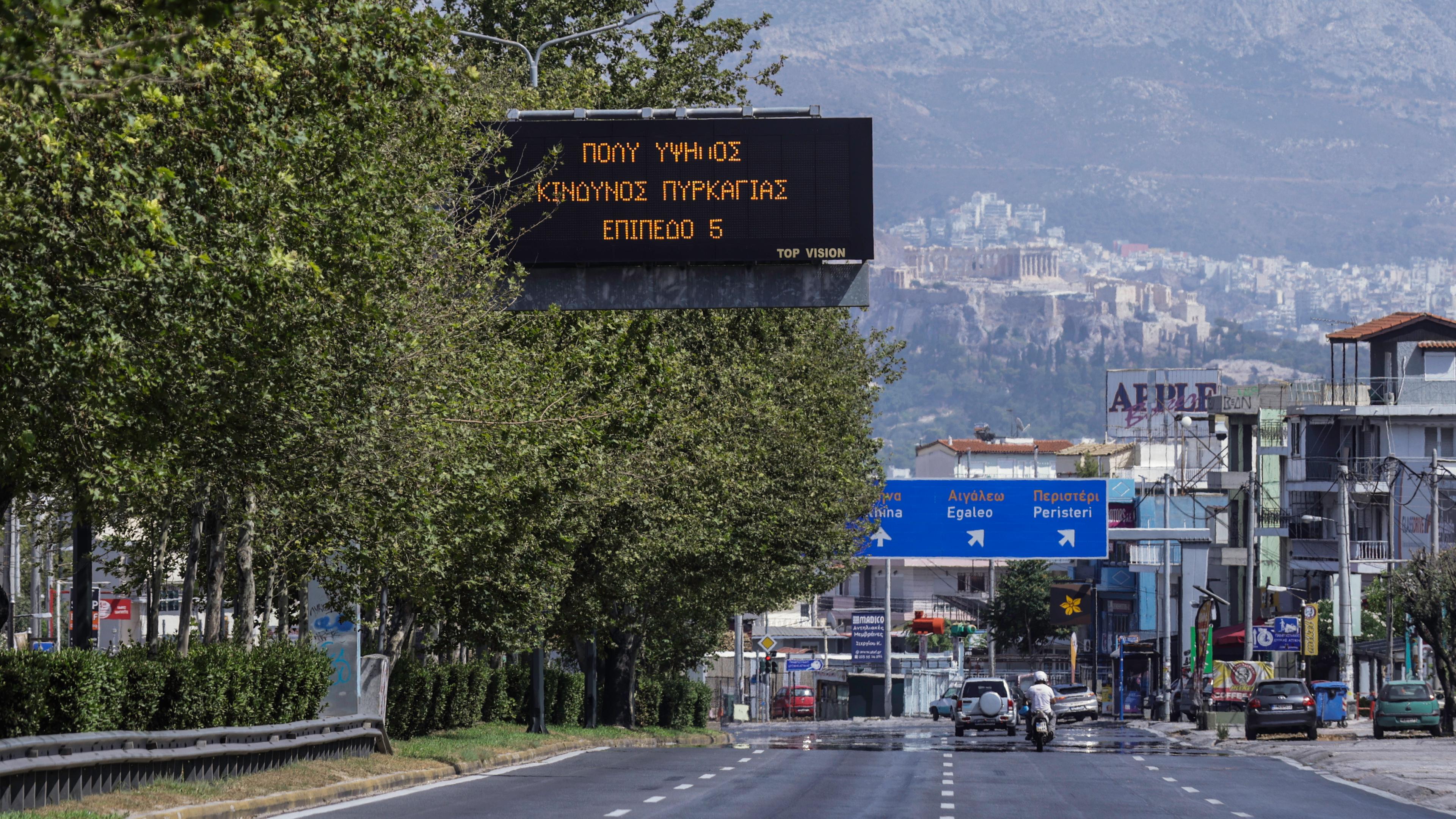 Griechenland, Athen: Ein Monitor informiert Autofahrer vor der hohen Brandgefahr. 