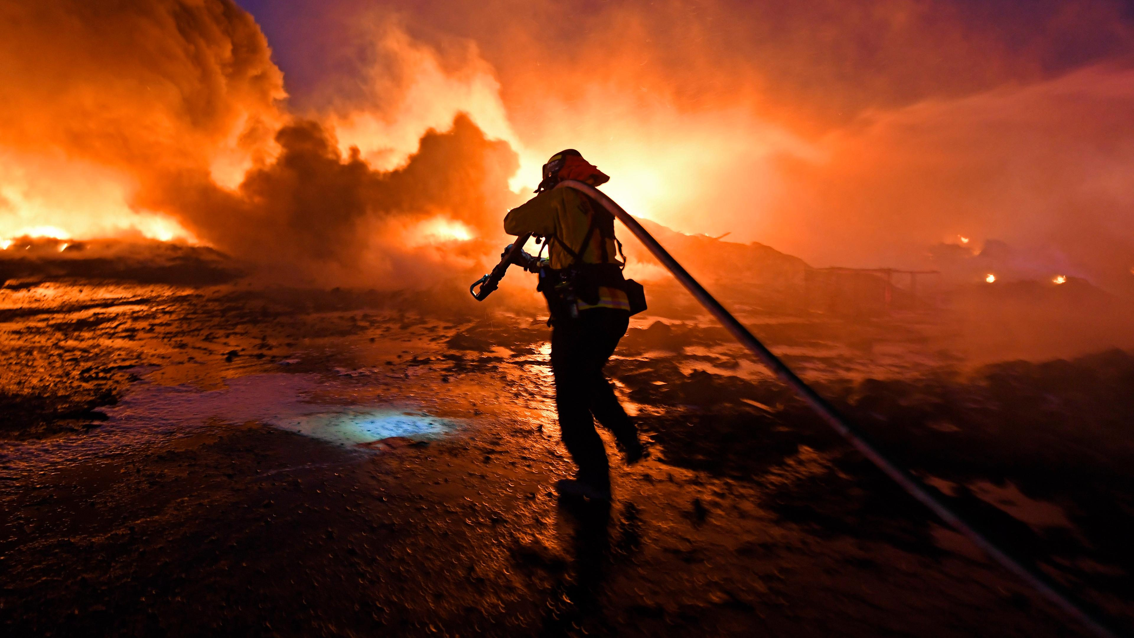 Feuerwehrmann löscht Flammen von Brand in Kalifornien