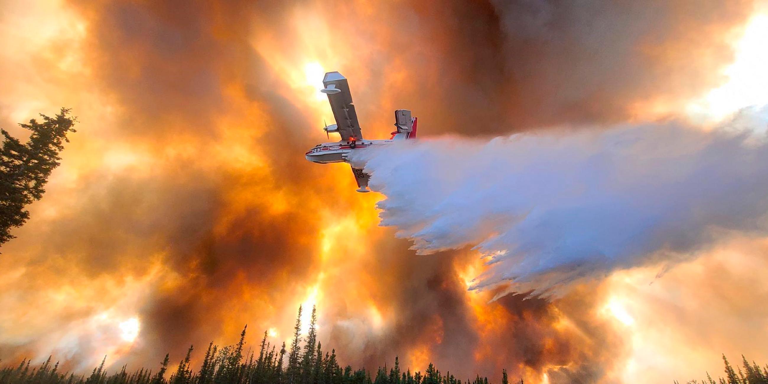 USA, Anderson: Starrflüglerwirft Wasser auf das Clear Fire.
