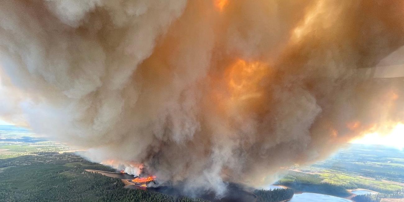 Wald in Flammen nahe der Stadt Lodgepole in Alberta, eine riesige Rauchsäule steigt in den Himmel
