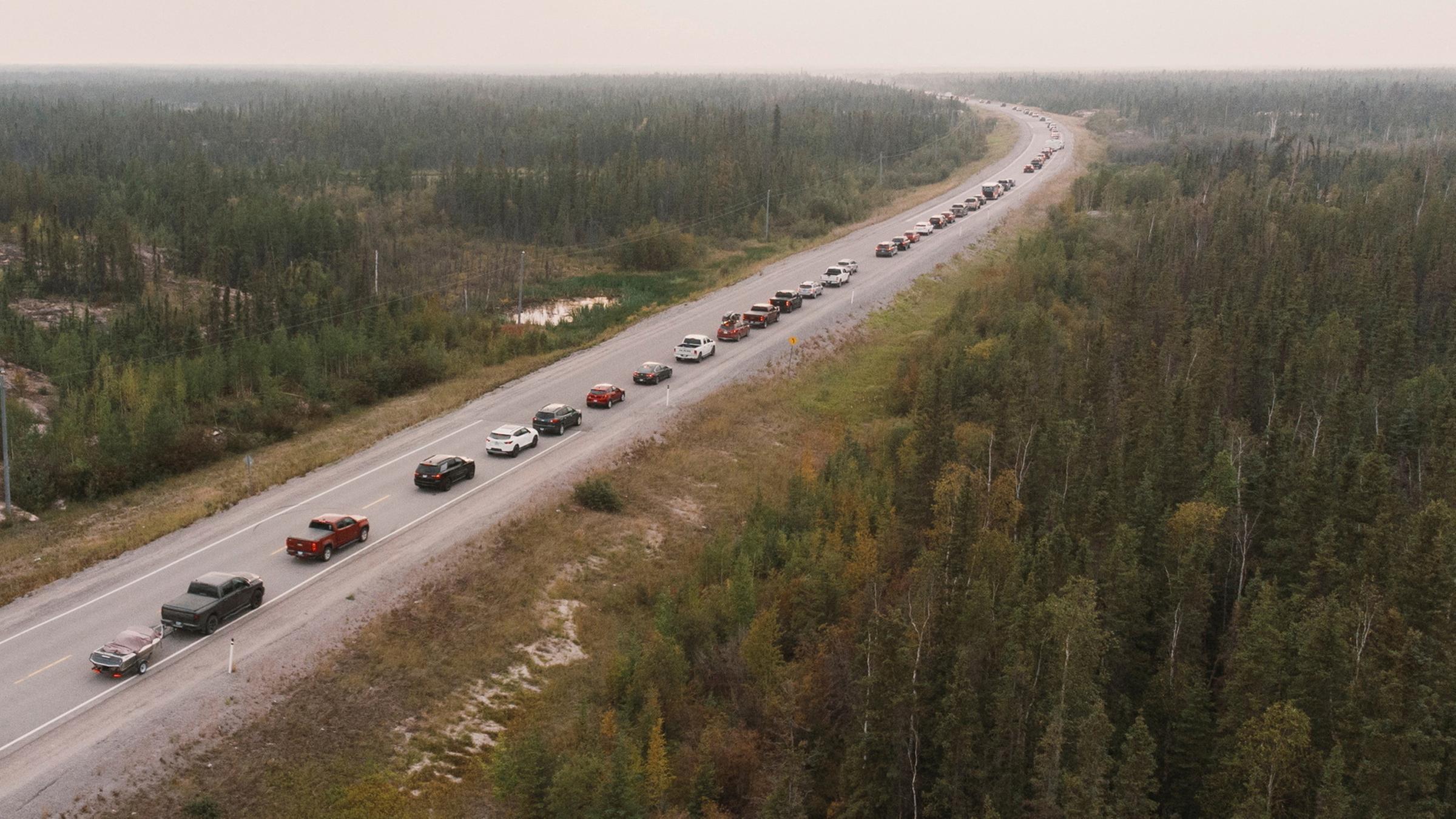 Einwohner von Yellowknife verlassen die Stadt auf der einzigen Autobahn der Gemeinde am 16. August 2023.
