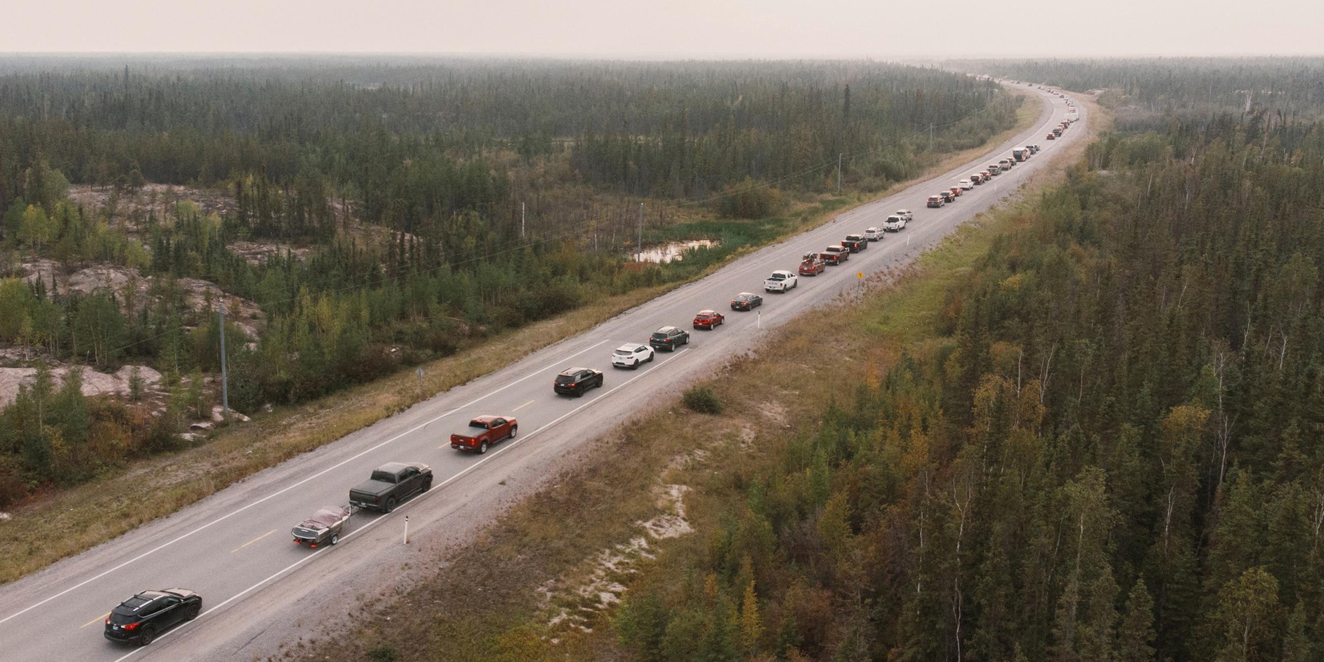 Einwohner von Yellowknife verlassen die Stadt auf der einzigen Autobahn der Gemeinde am 16. August 2023.