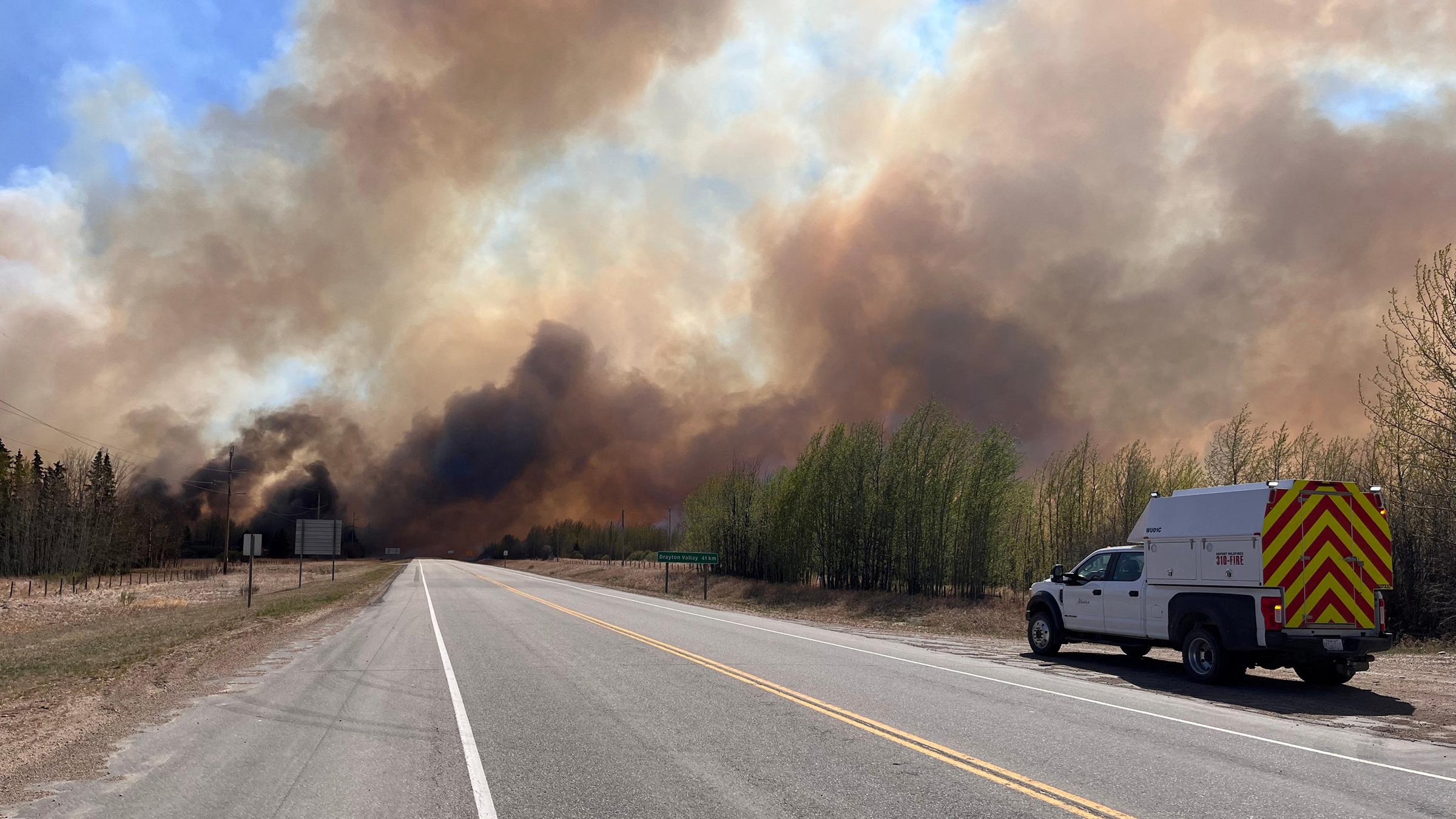 Eine Rauchsäule erhebt sich aus dem Waldbrand in der Nähe von Wildwood, Alberta.