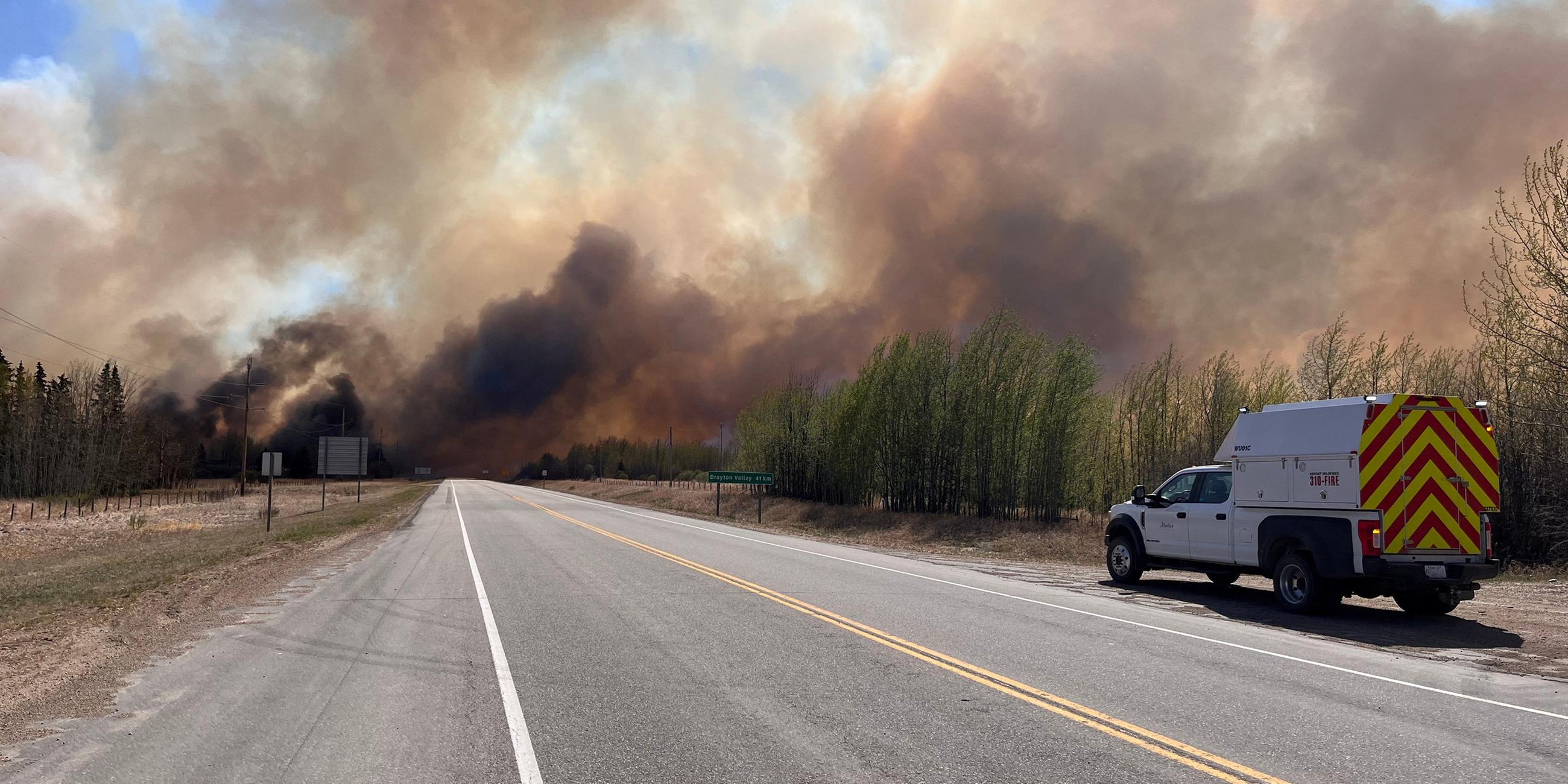 Eine Rauchsäule erhebt sich aus dem Waldbrand in der Nähe von Wildwood, Alberta.