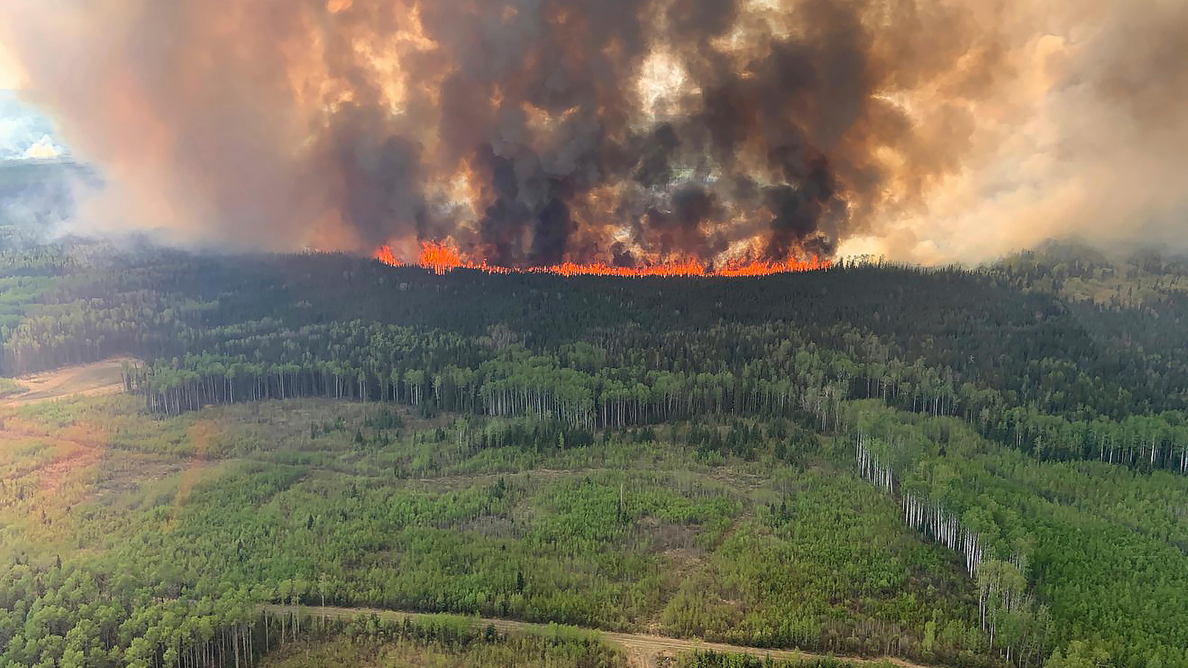 Zu sehen ist ein Brand in einem Waldgebiet in der kanadischen Provinz Alberta. 