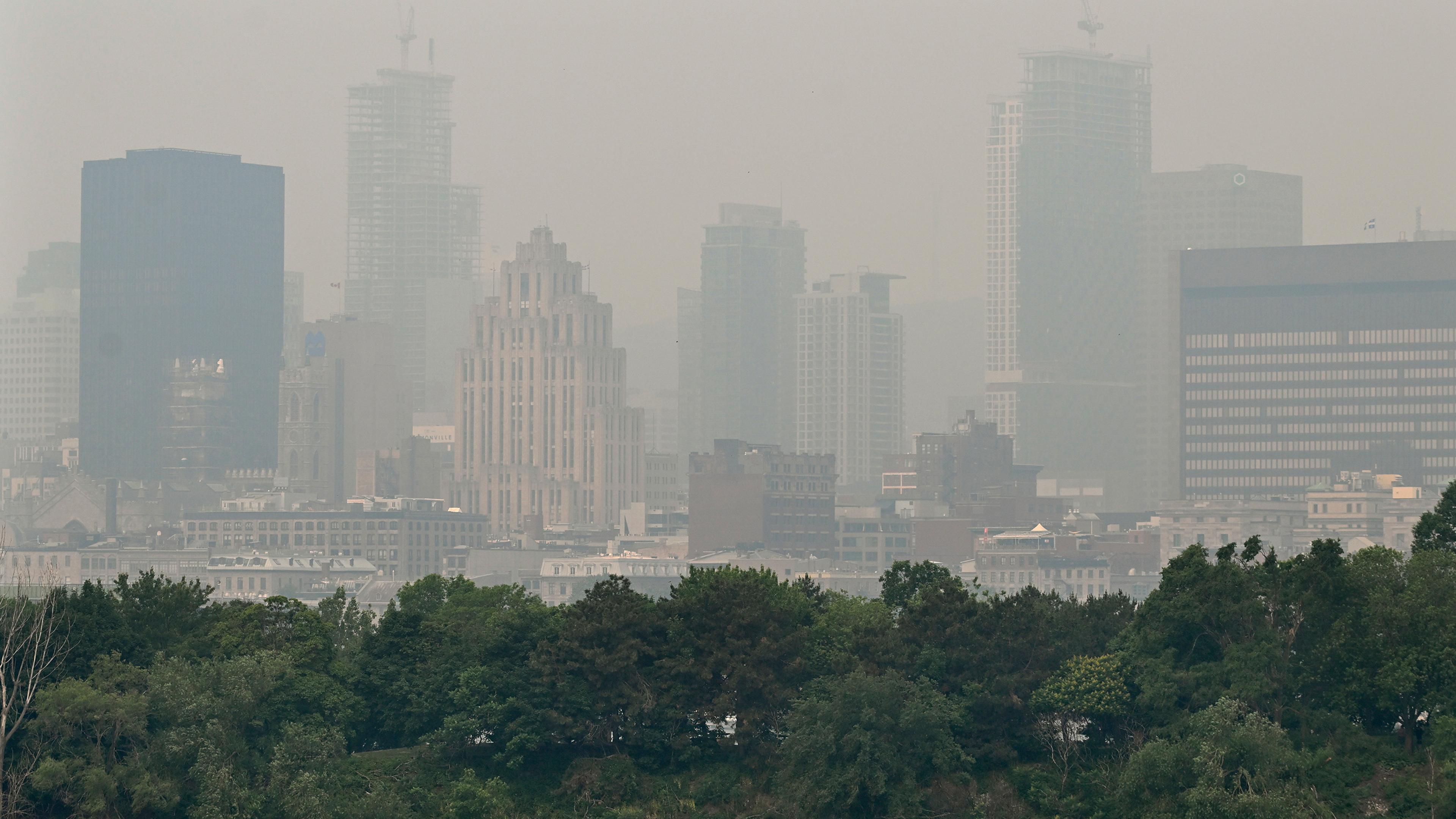 Smog hängt über der Skyline von Montreal. 