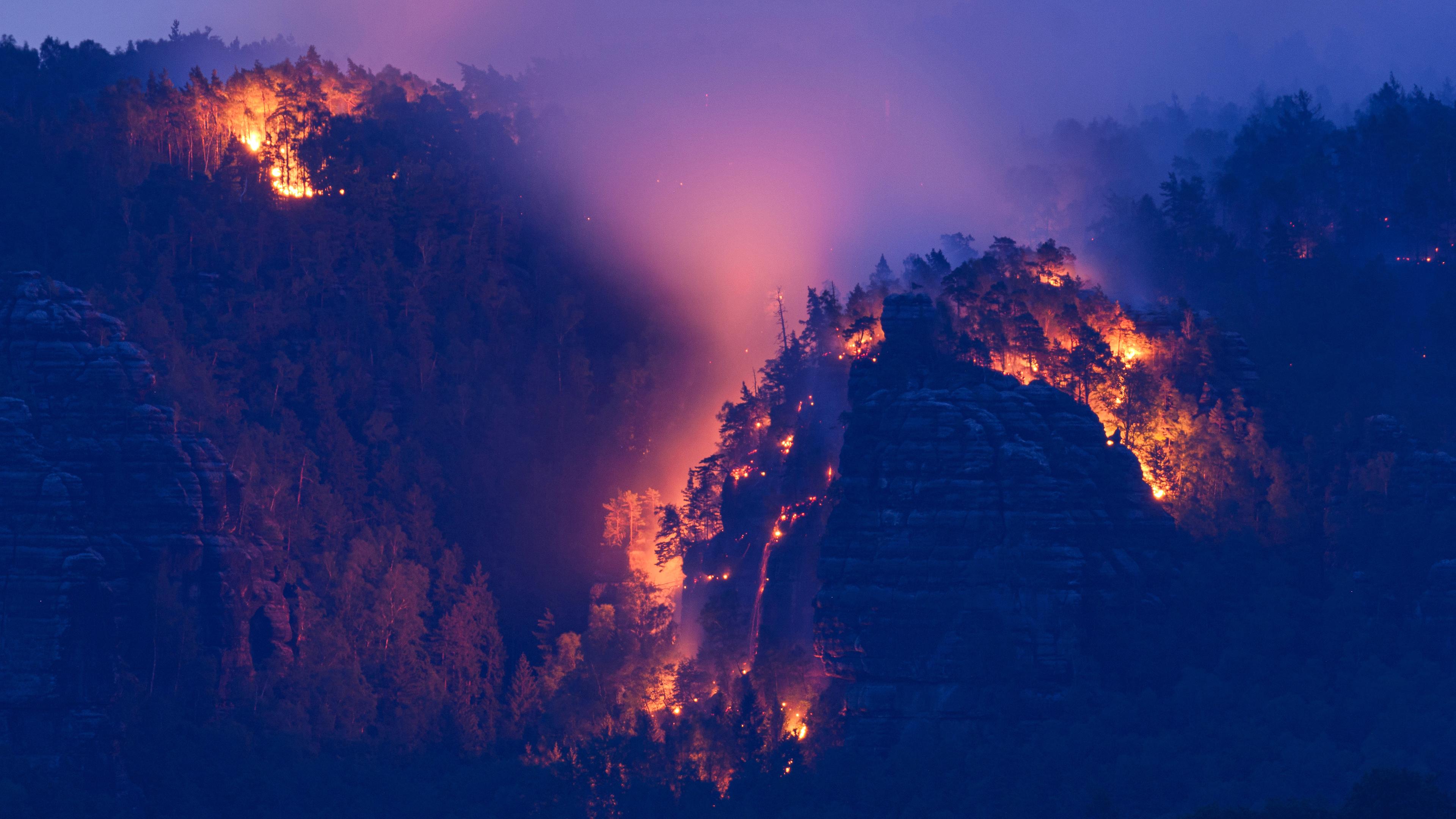 Der Wald brennt im Nationalpark Sächsische Schweiz, aufgenommen am 27.07.2022