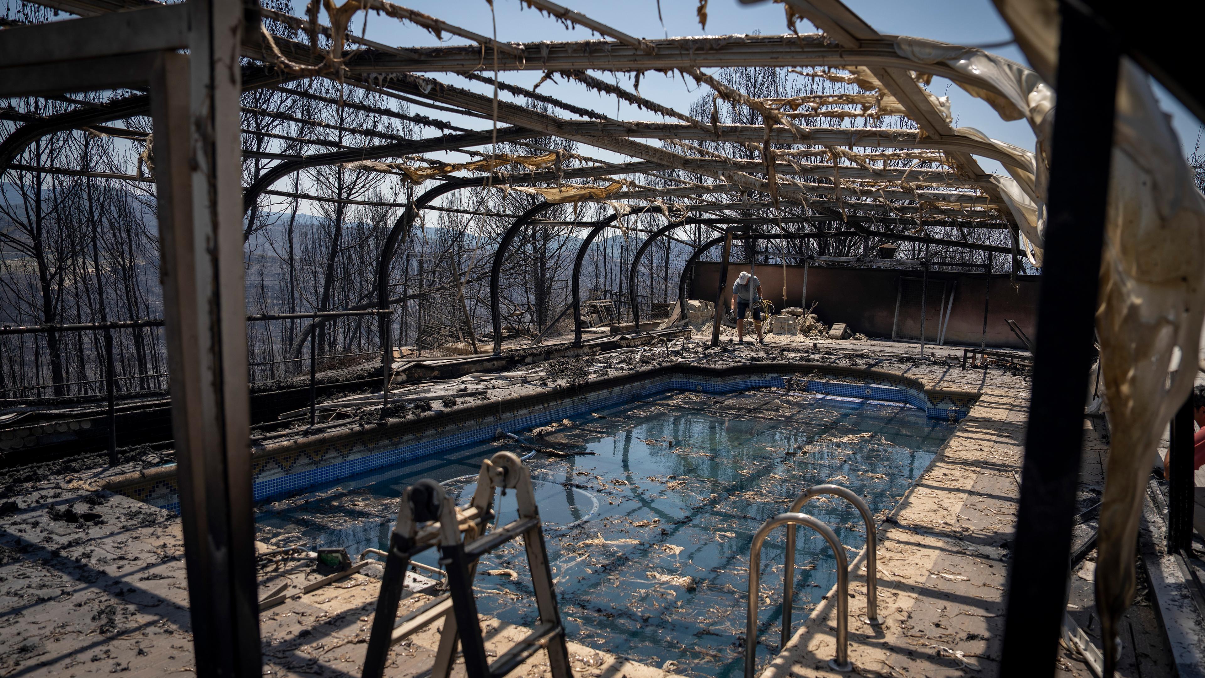 Ein Swimmingpool, der bei einem Waldbrand in der Nähe der Stadt Pont de Vilomara (Spanien) abgebrannt ist.