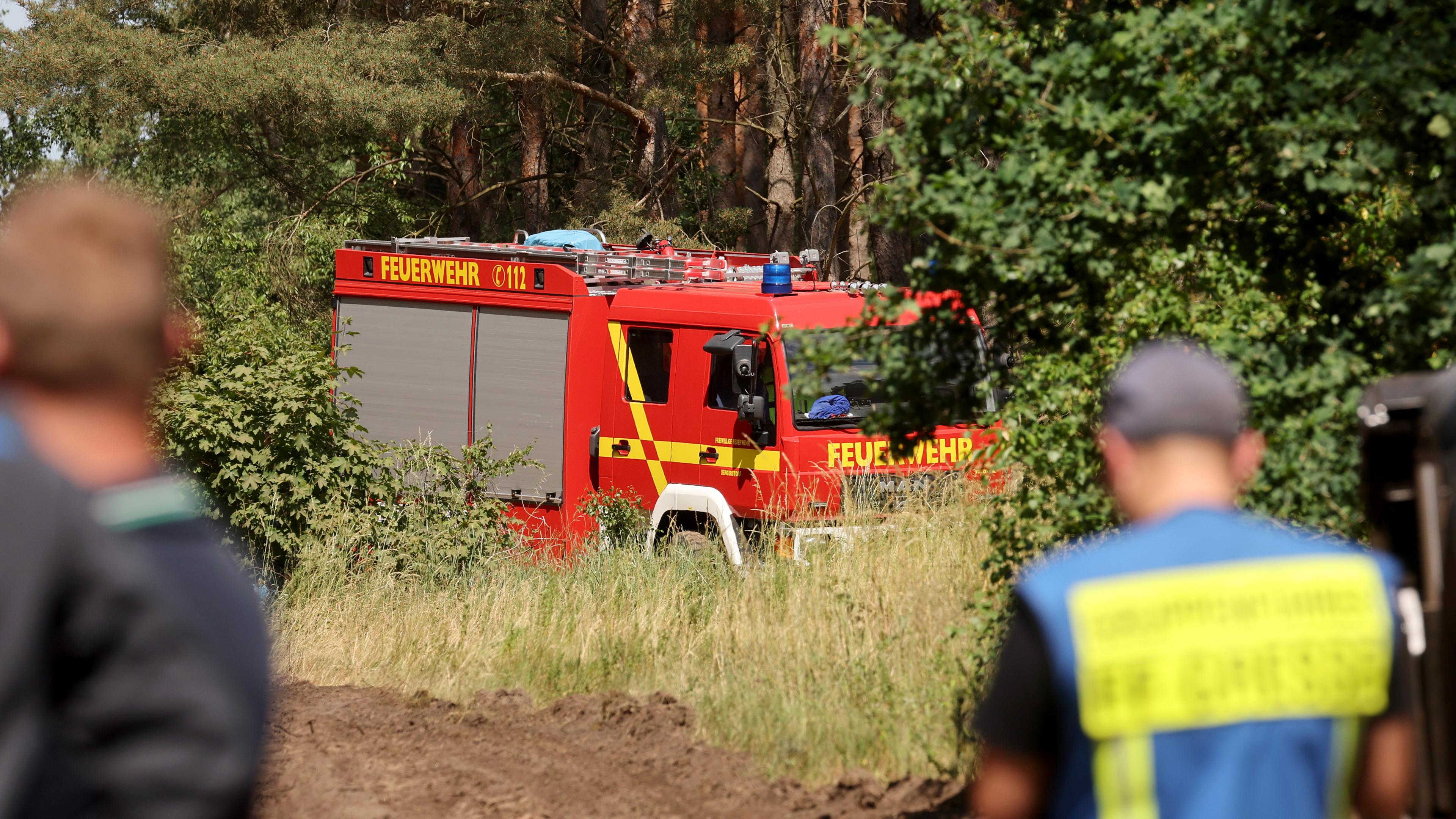 Die Feuerwehr ist im Einsatz beim Waldbrand auf dem ehemaligen Truppenübungsplatz und pumpt Wasser zum Löschen. 