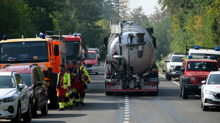 Ein Wassertankwagen verlässt Baelen bei Eupen in Ostbelgien, während sich Feuerwehrleute am 16. August 2026 auf einen Waldbrand im Naturschutzgebiet Hautes Fagnes (Hohes Venn) vorbereiten. 