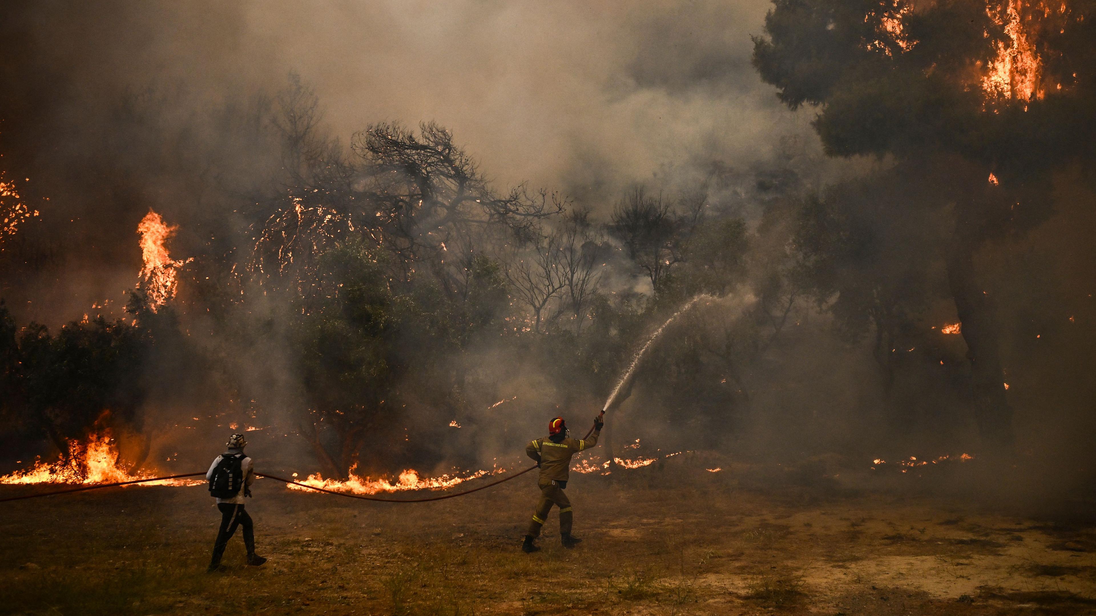Die Feuerwehr versucht einen Waldbrand in Griechenland zu löschen am 22.08.2023.
