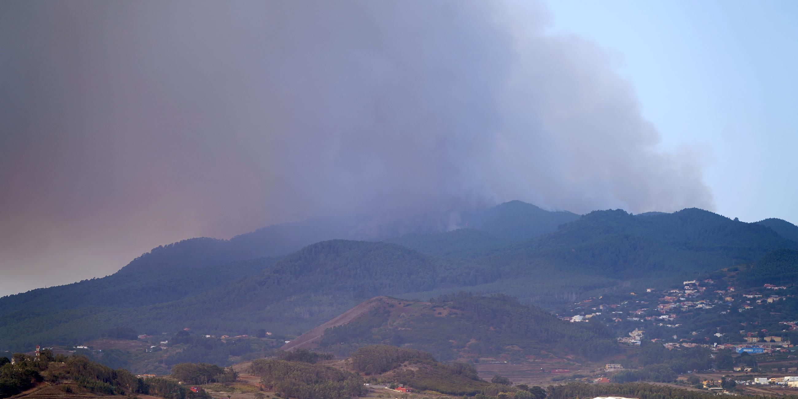 Teneriffa: Rauch steigt aus einem Waldbrand von San Cristobal de La Laguna aus gesehen