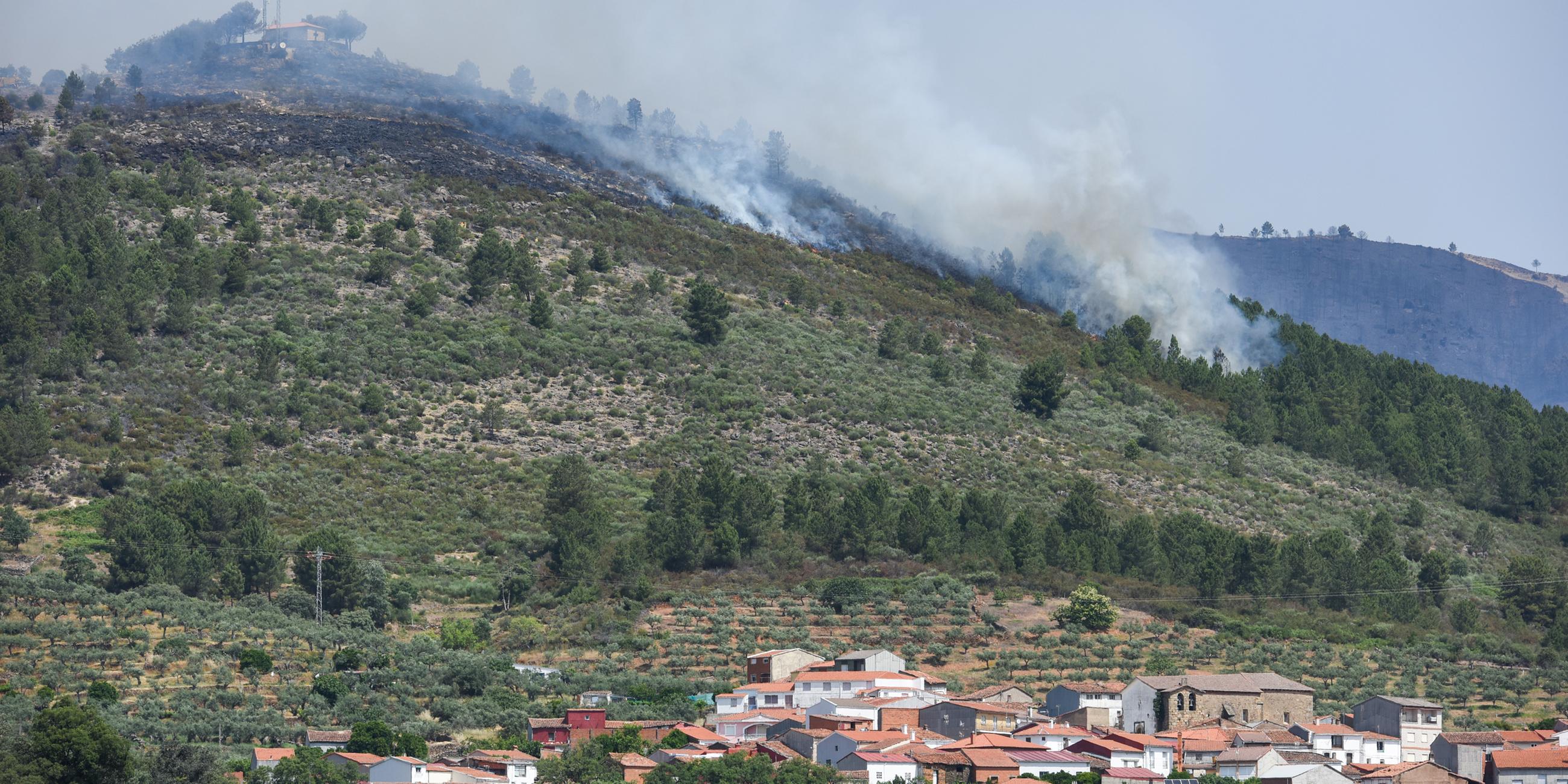 Blick vom Ort Torrecilla de los Angeles auf den Brand von Hurdes und Gata. 