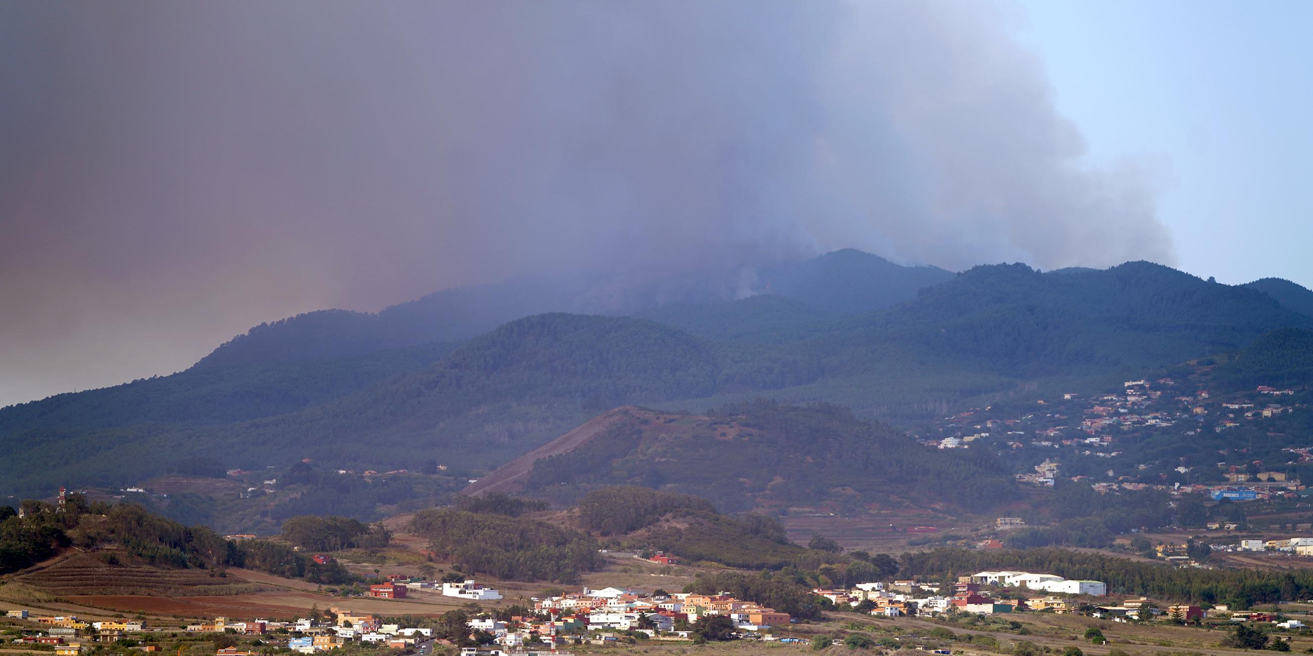 Rauch steigt aus einem Waldbrand von San Cristobal de La Laguna, Teneriffa,  aus gesehen. 