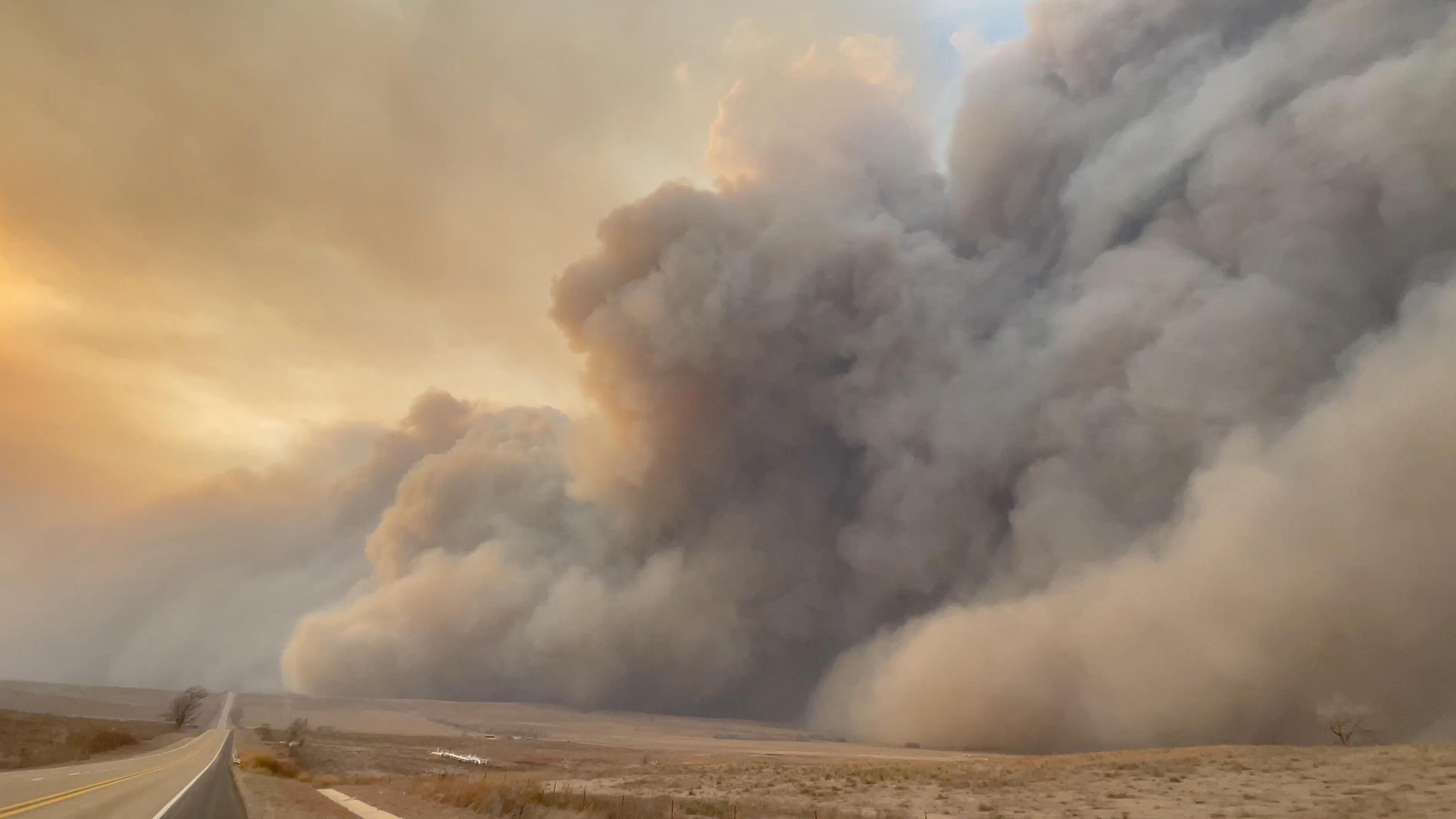 Rauch steigt von einem Waldbrand in Texas, am 27.02.2024 auf.