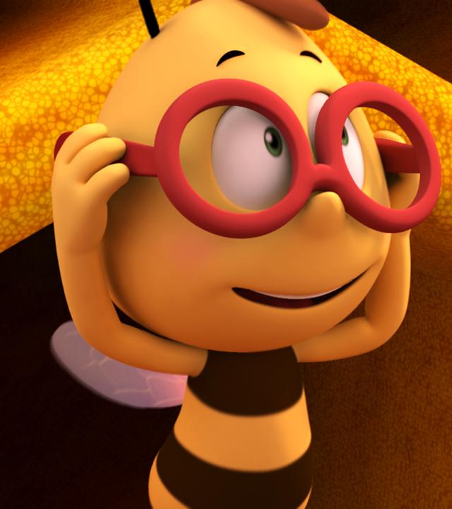 Willi trägt eine dicke rote Brille und lächelt.