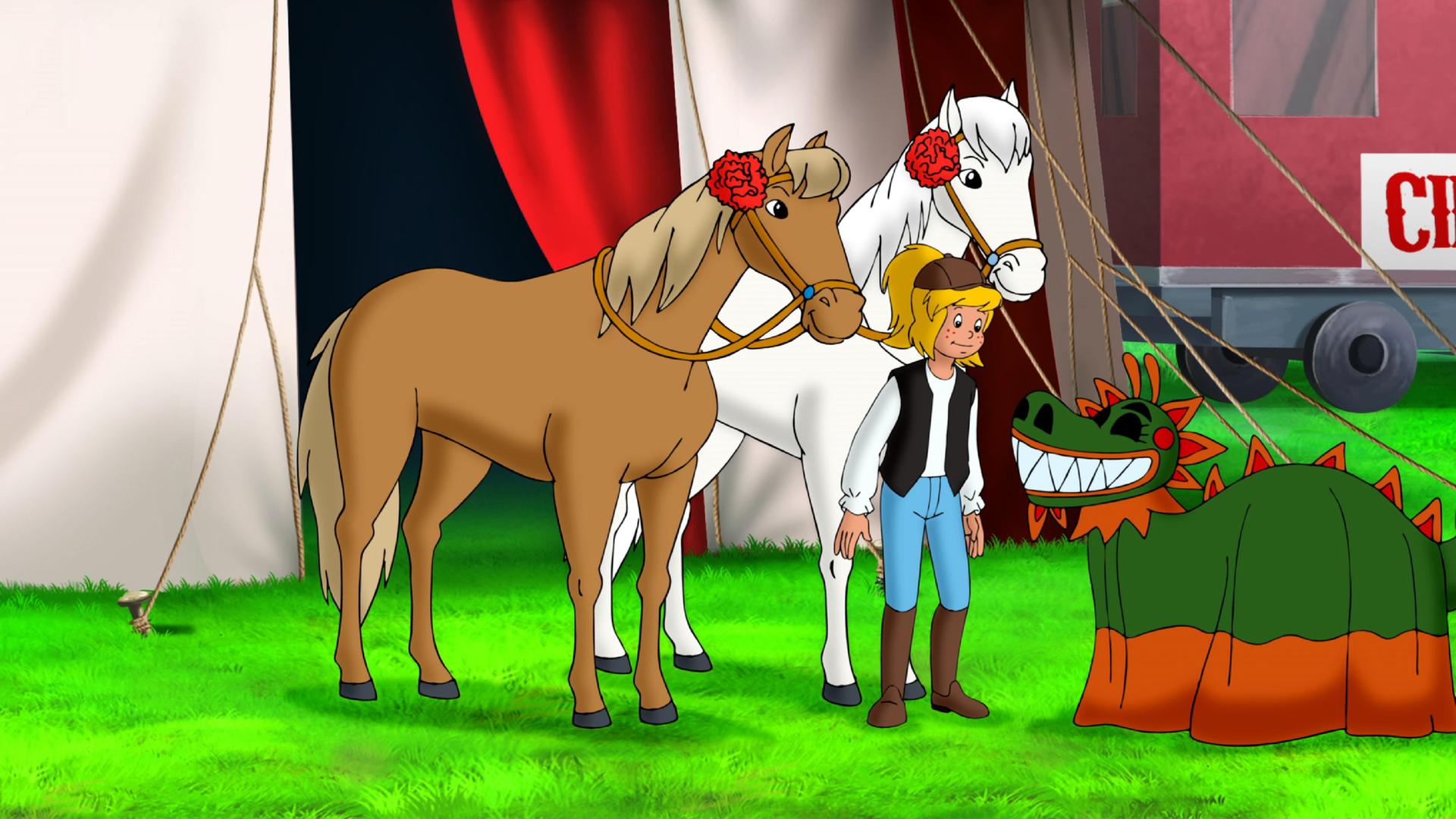 Bibi steht mit zwei Pferden vor dem Zirkus und schaut ein als Drachen verkleidetes Lebewesen an. 