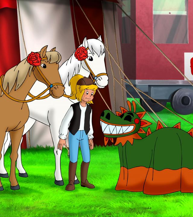 Bibi steht mit zwei Pferden vor dem Zirkus und schaut ein als Drachen verkleidetes Lebewesen an. 