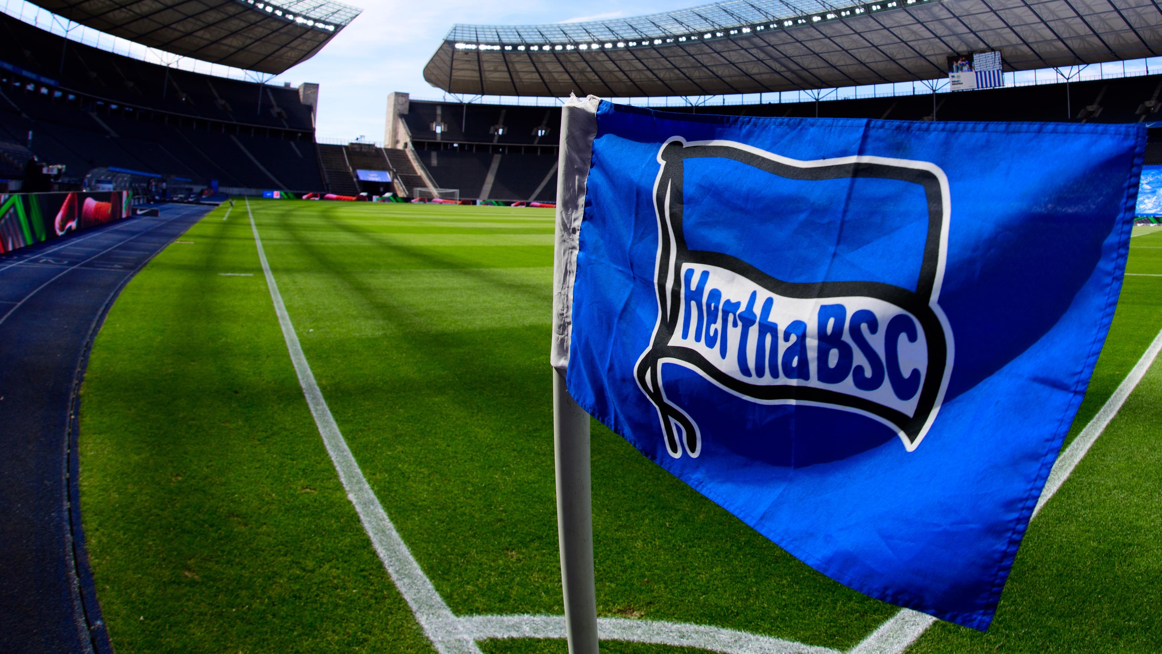 Eine Eckfahne mit dem Logo von Hertha BSC.
