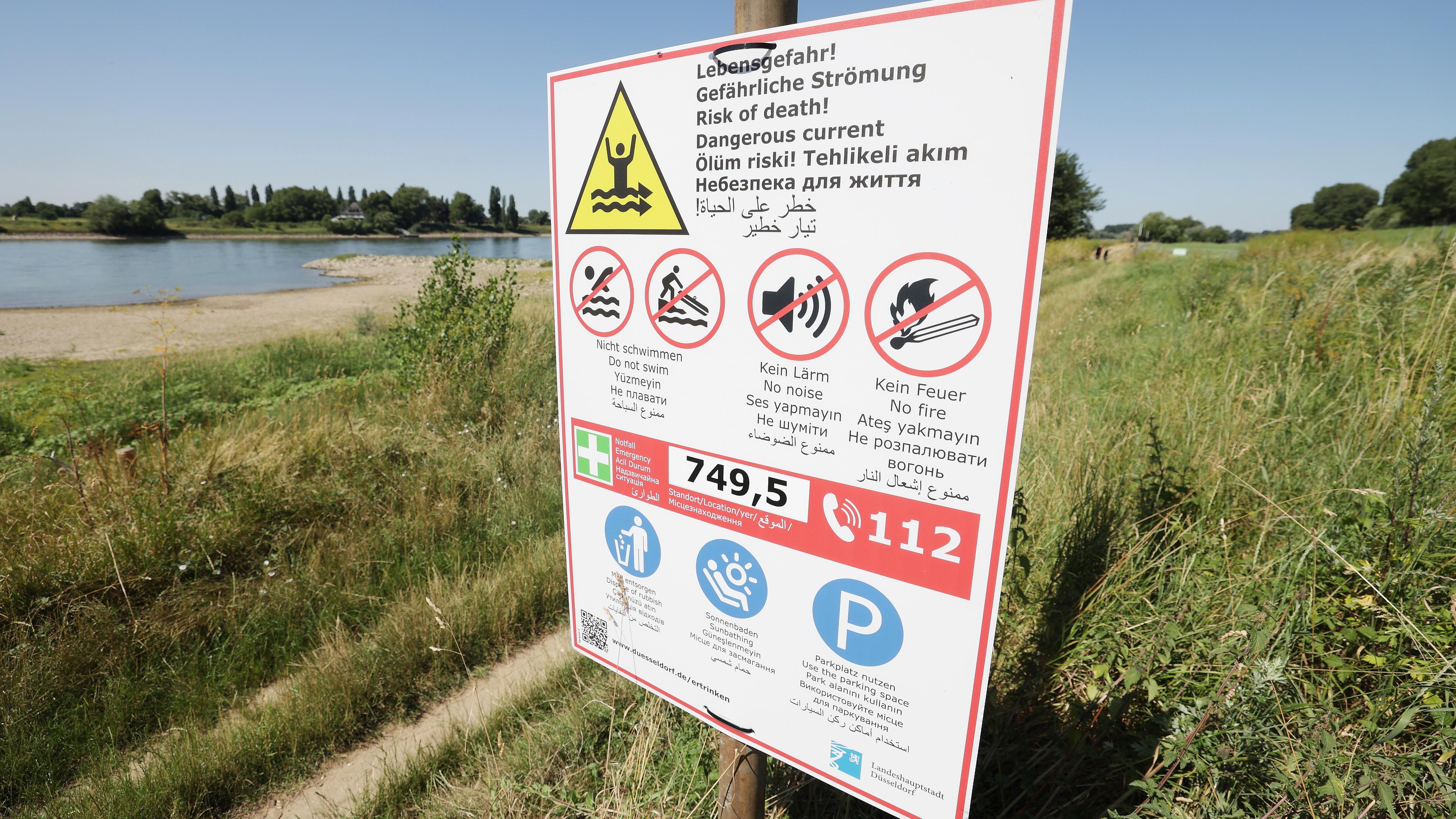 Neue Schilder warnen vor dem Baden im Rhein, aufgenommen am 07.07.2023