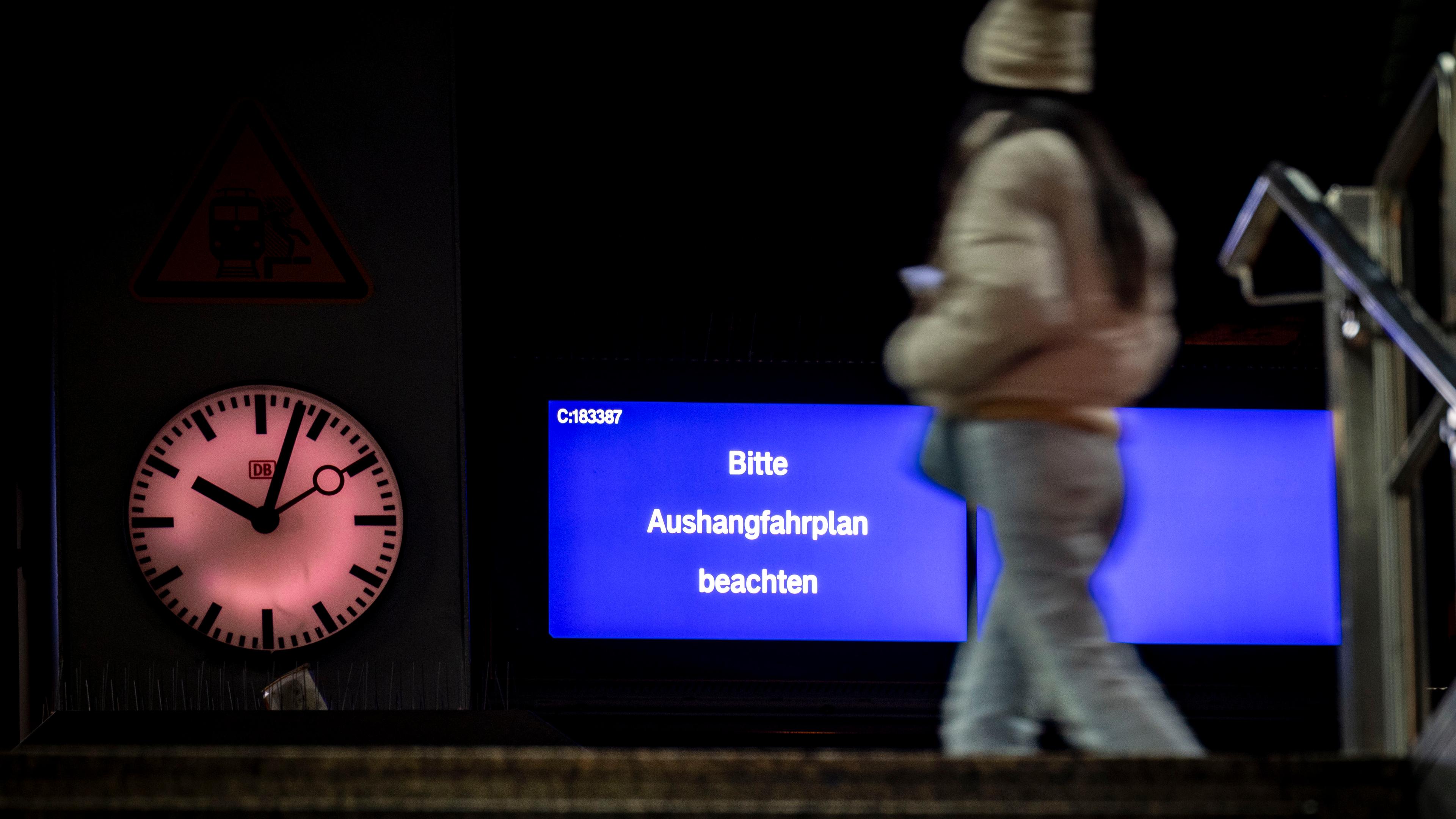 drhein-Westfalen, Düsseldorf: Eine Frau läuft über einen Bahnsteig, auf der Anzeigetafel ein Hinweis "Bitte Aushangfahrplan beachten". Die Gewerkschaft Deutscher Lokomotivführer (GDL) hat am Abend mit einem 24-stündigen Warnstreik begonnen