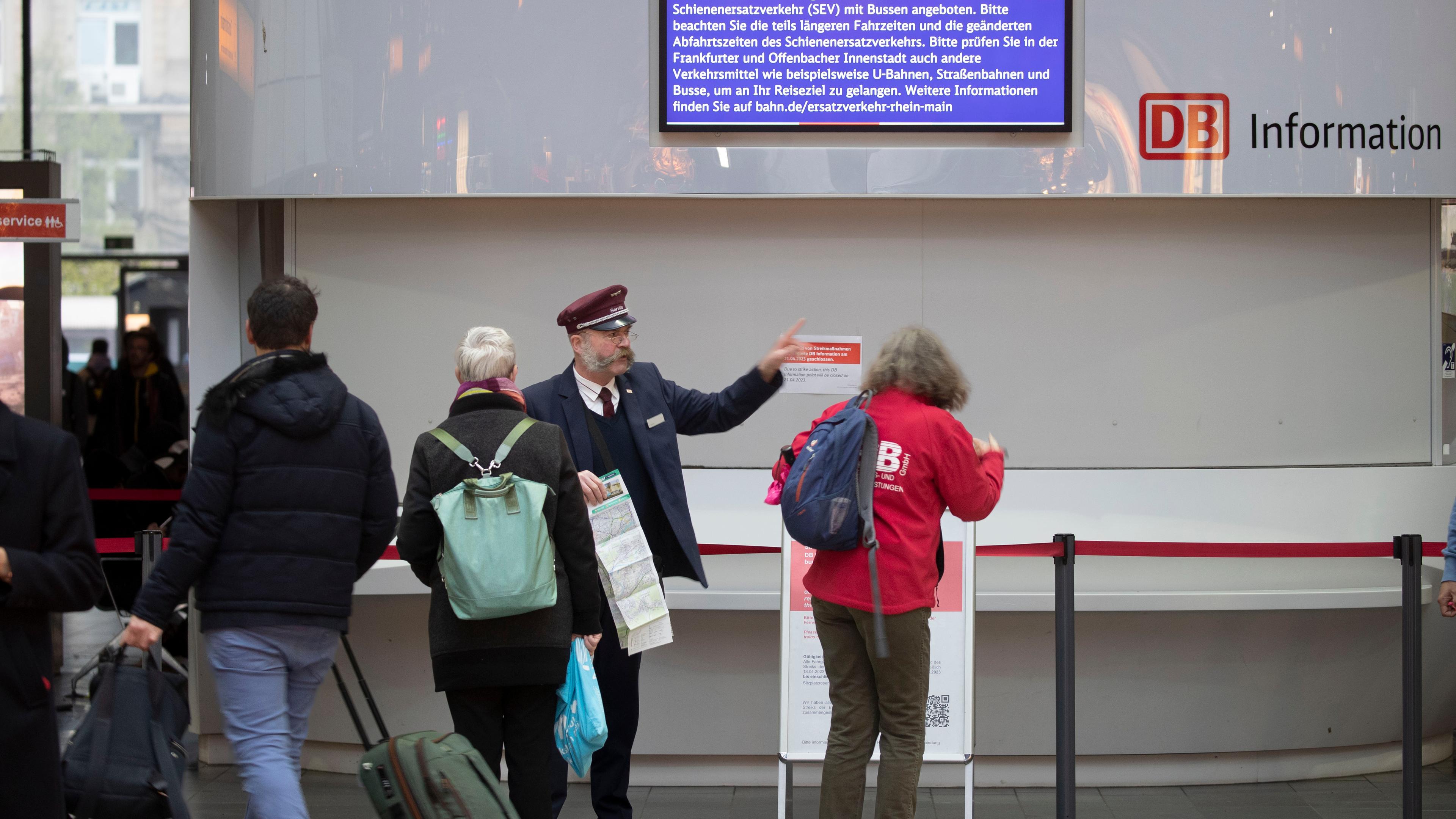 uf dem Frankfurter Hauptbahnhof informiert ein Mitarbeiter der Bahn Fahrgäste über den Warnstreik.