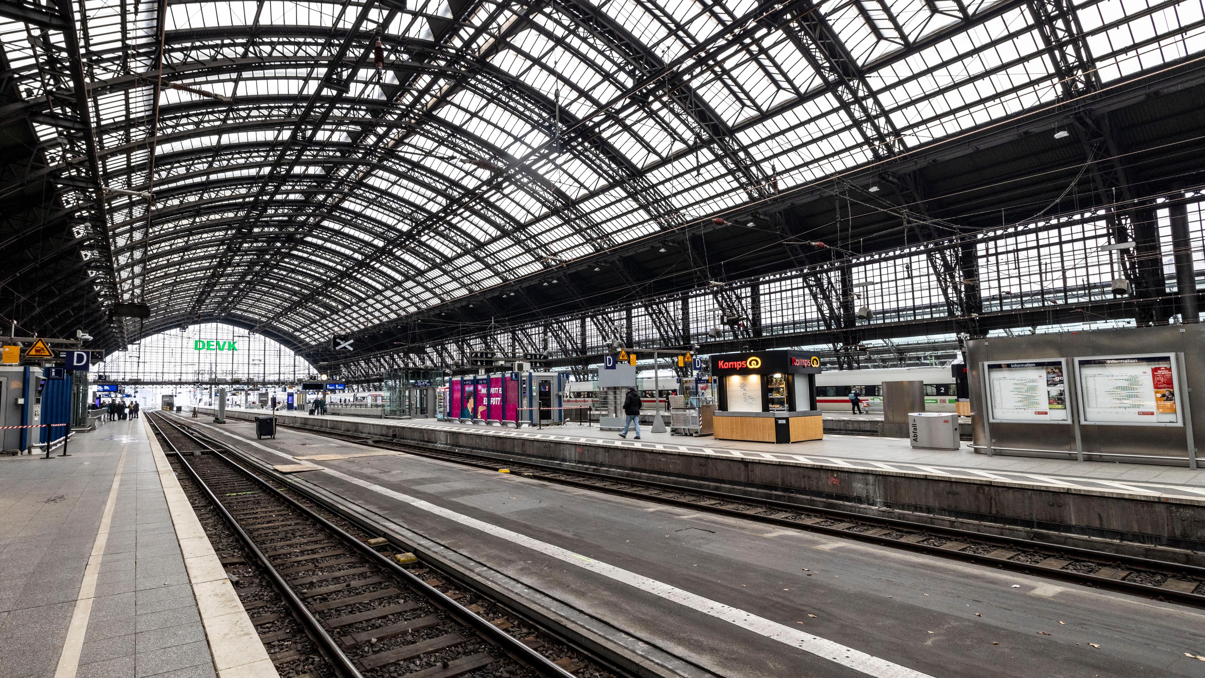 08.12.2023, Nordrhein-Westfalen, Köln: Blick auf der leeren Gleise im Kölner Hauptbahnhof.
