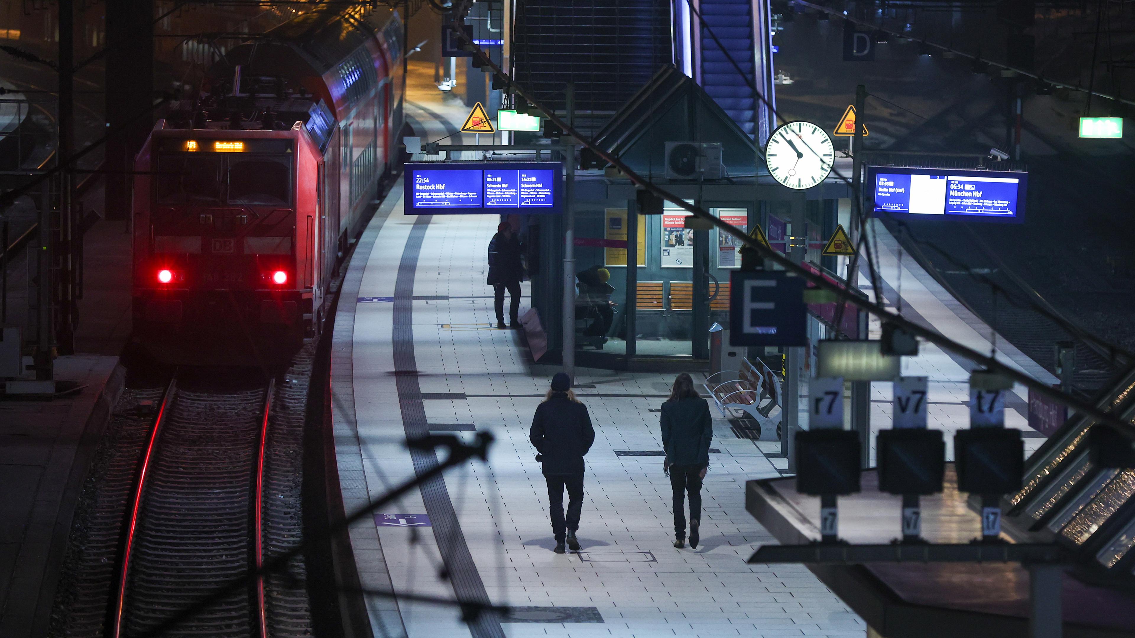 Ein Nahverkehrszug steht nach Streikbeginn im Hamburger Hauptbahnhof.