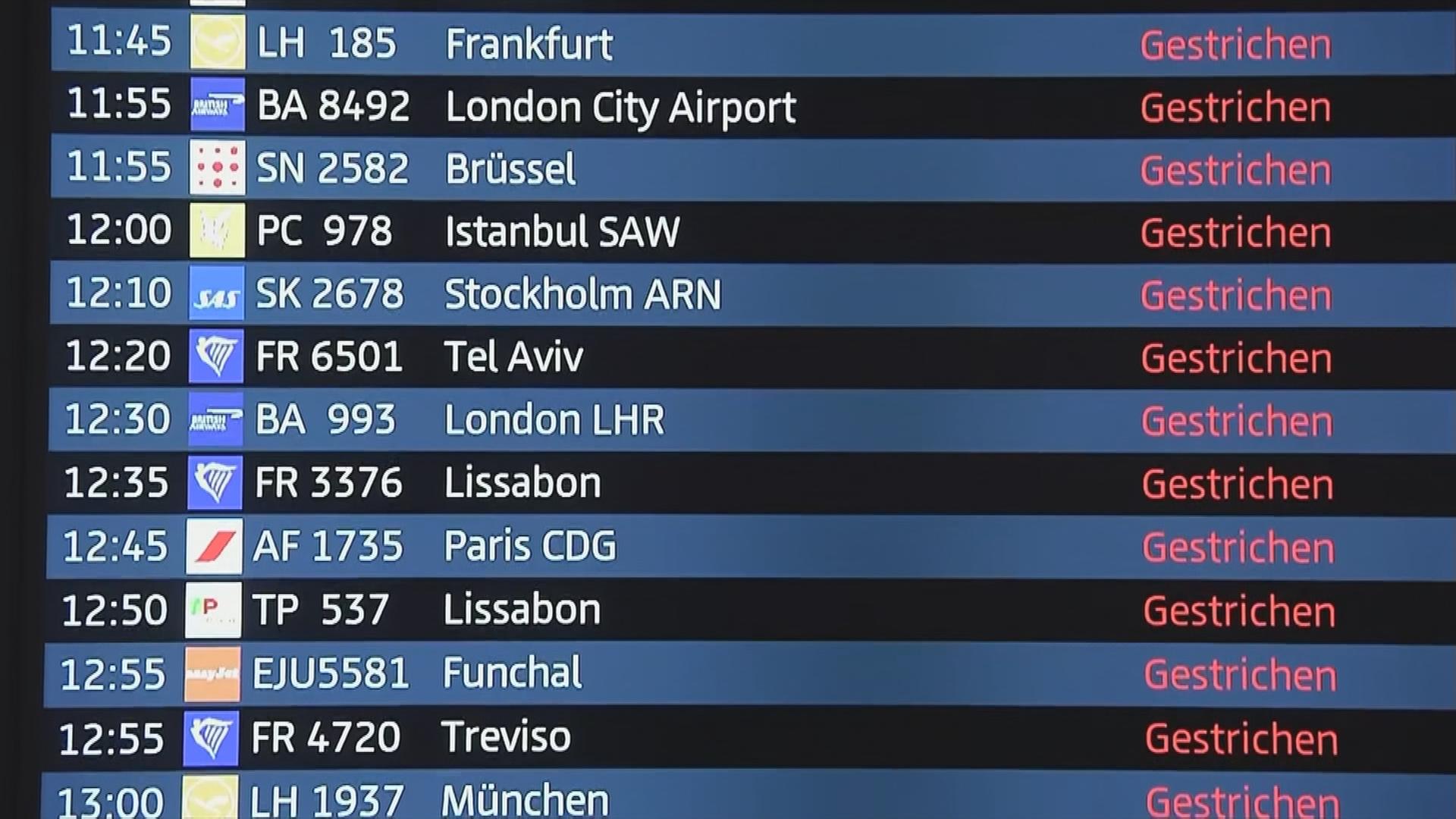 Anzeigetafel am Flughafen mit gestrichenen Flügen.