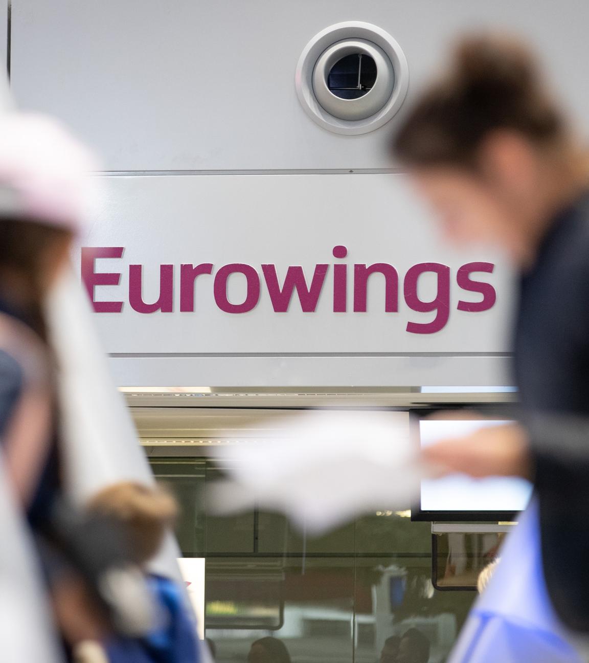 Fluggäste stehen vor dem Eurowings Check-In-Schalter am Flughafen Düsseldorf am 20.10.2019.