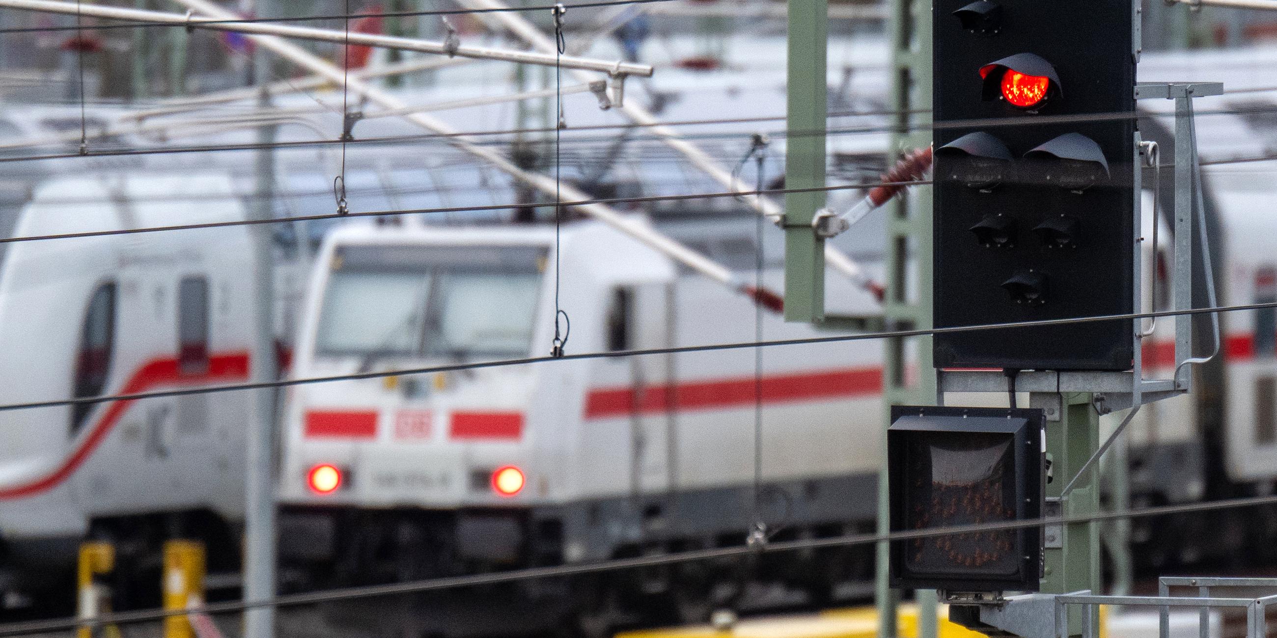 Züge der Deutschen Bahn stehen hinter einem roten Signal im Bereich des Hauptbahnhofes von Leipzig, aufgenommen am 23.03.2023 in Leipzig