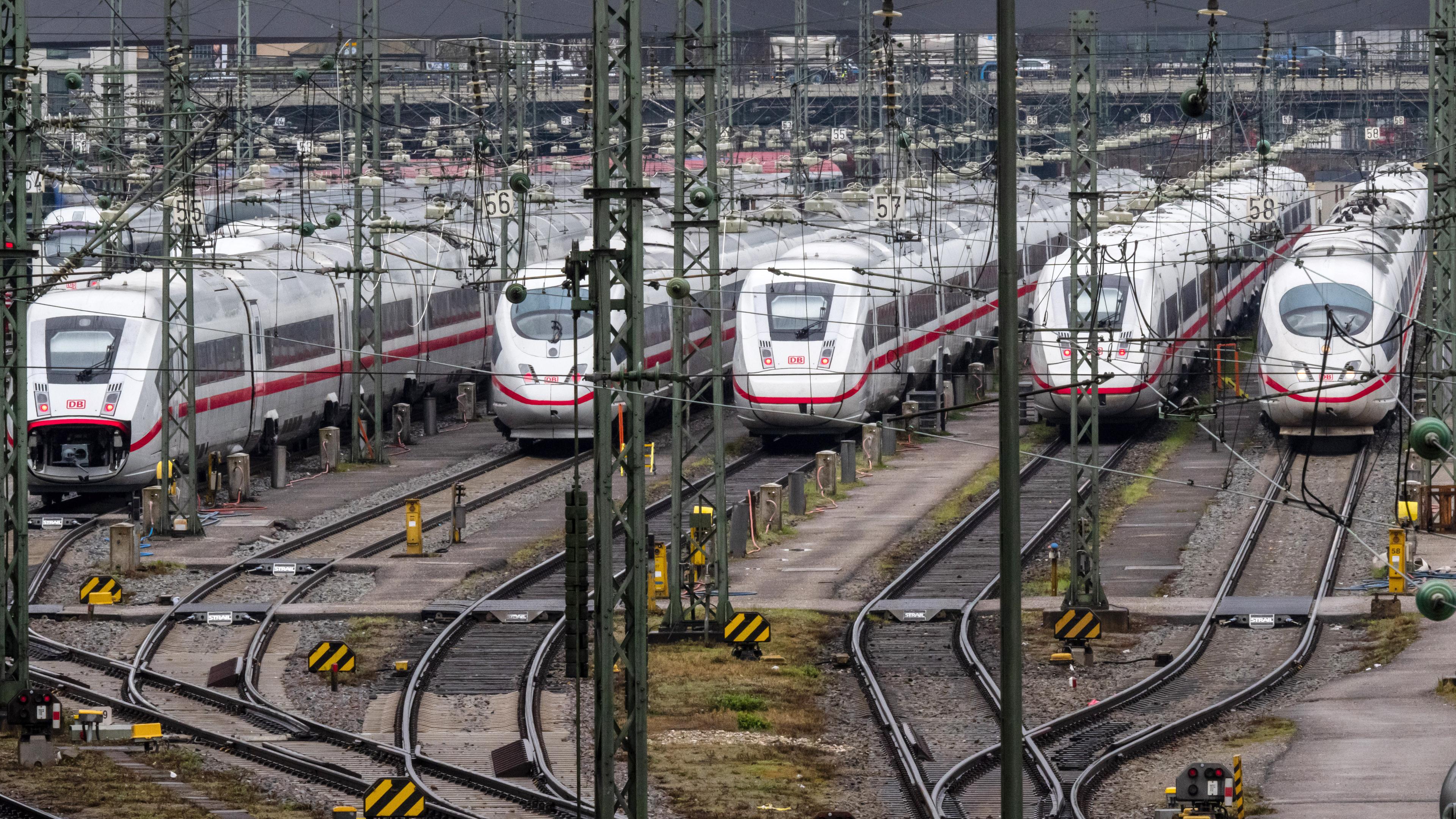 ICE-Züge stehen während eines Streiks außerhalb des Hauptbahnhofs, aufgenommen am 27.03.2023 in München