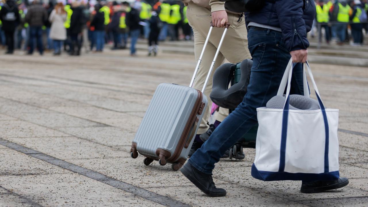 запрет на выезд за границу. страны в которые можно выезжать список. госслужащий может выезжать за границу. невыездной за границу. приставы пограничный район приморский.