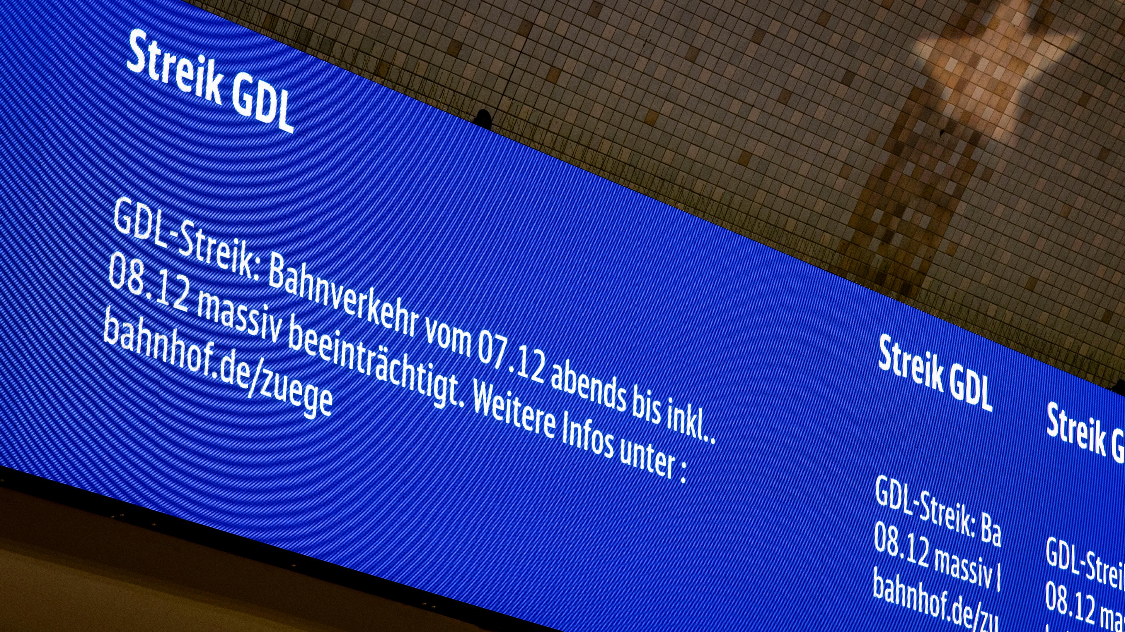 Nordrhein-Westfalen, Köln: Auf einem Bildschirm werden Reisende über den Streik der GDL informiert.