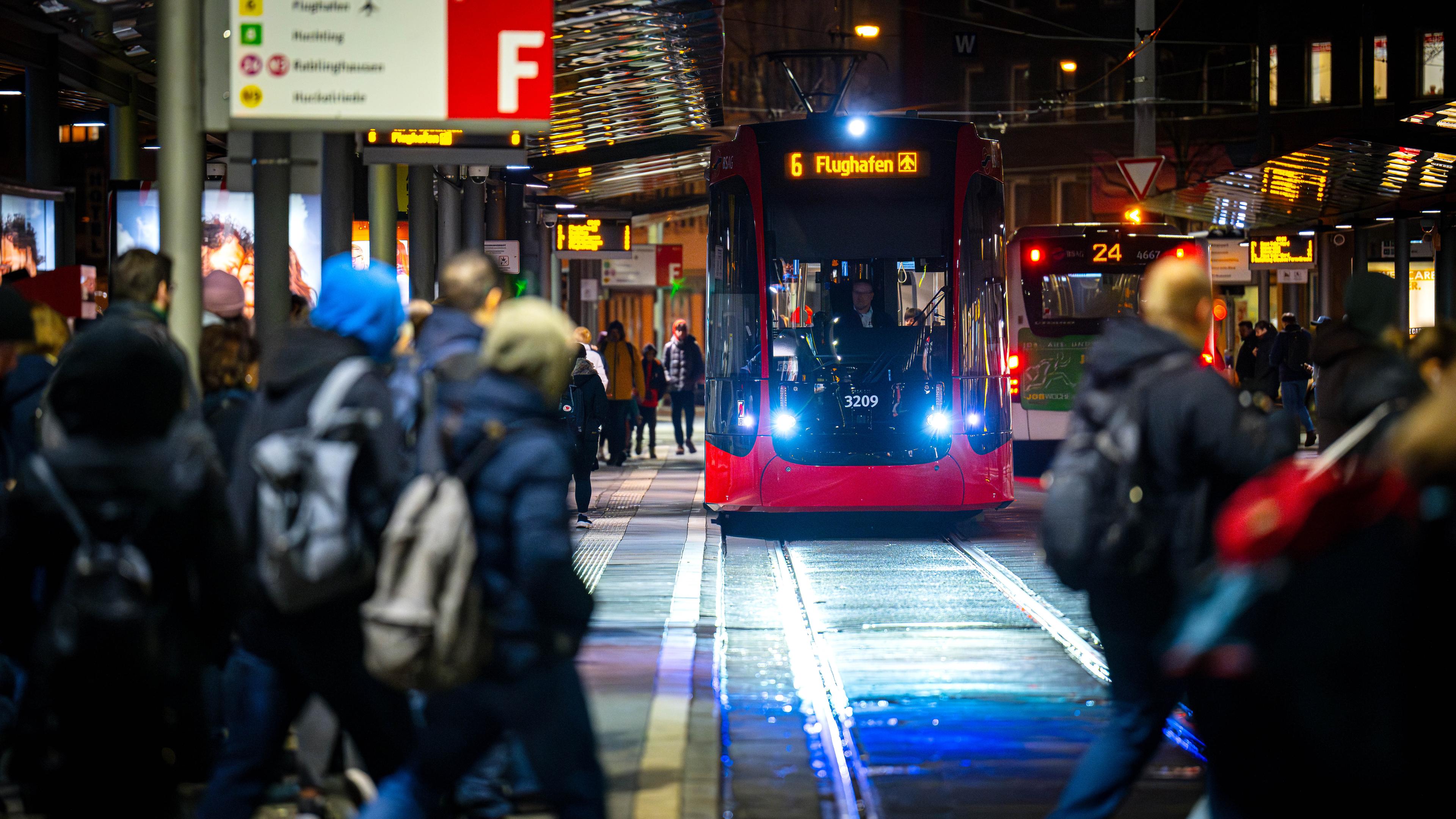 Archiv, 23.02.2024: Eine Straßenbahn steht an der Haltestelle Hauptbahnhof. Die Gewerkschaft Verdi ruft für kommende Woche bundesweit zu Warnstreiks im öffentlichen Personennahverkehr auf.