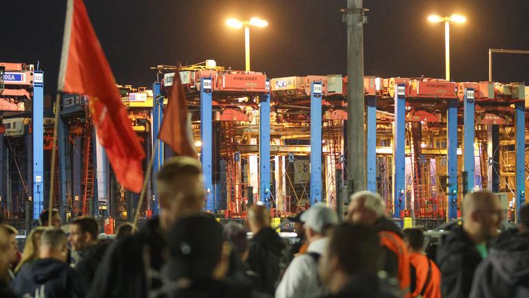Mitarbeiter stehen im Rahmen eines Warnstreiks am Containerterminal Burchardkai (CTB).
