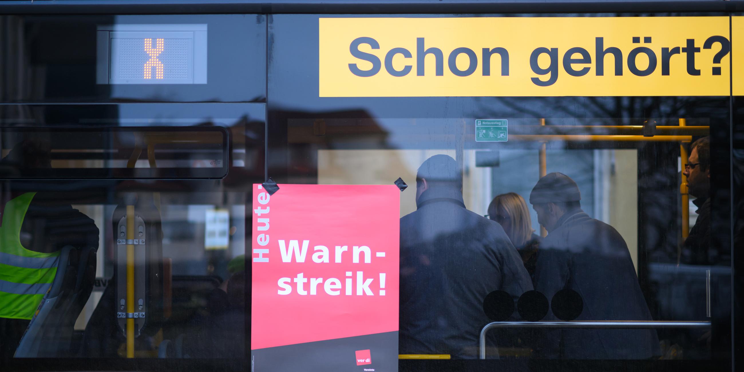 Teilnehmer am Warnstreik im öffentlichen Nahverkehr stehen in einem Bus der Dresdner Verkehrsbetriebe (DVB) im Betriebshof Trachenberge.