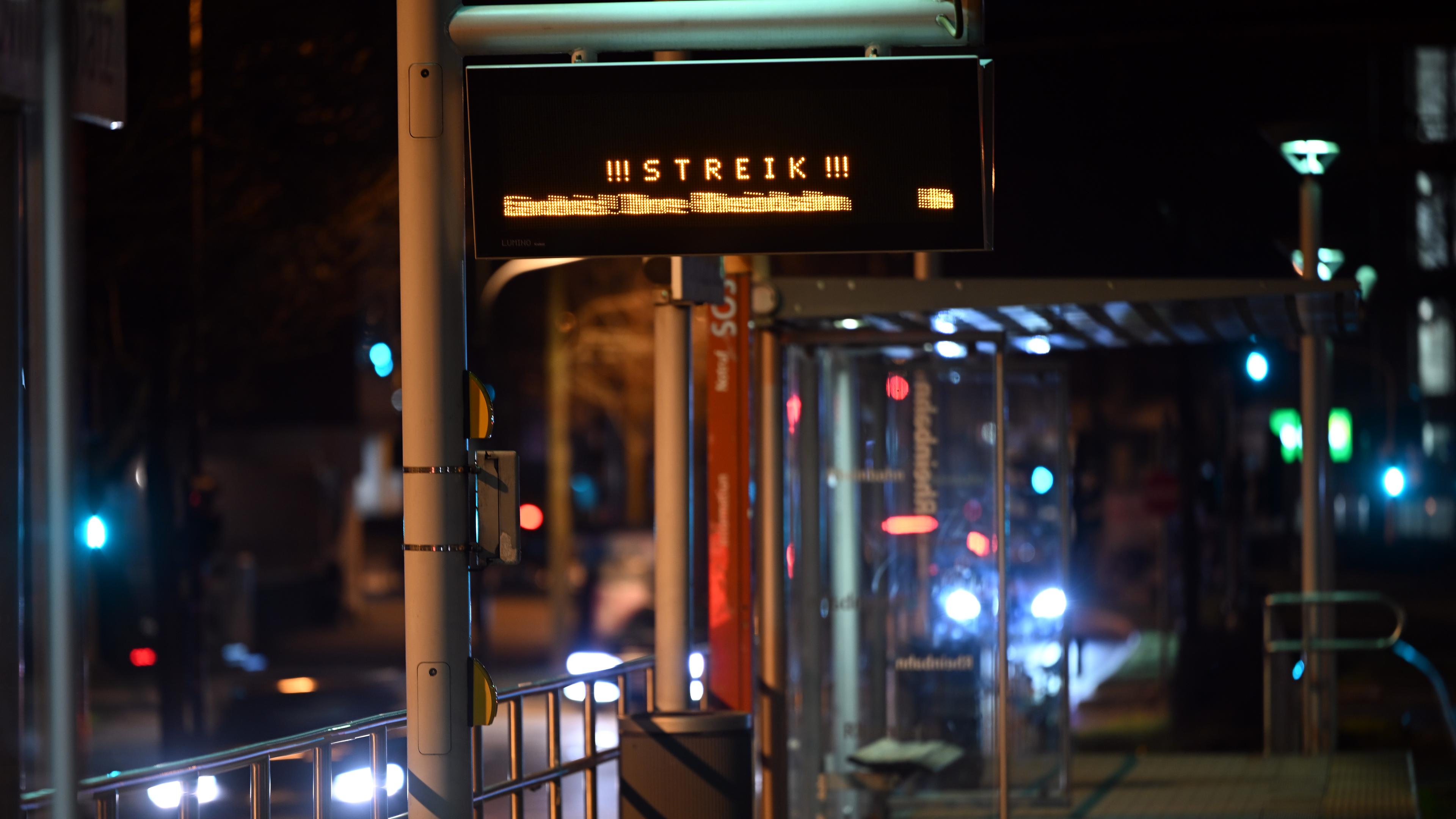 Die Anzeige einer Bahnhaltestelle in Düsseldorf zeugt das Wort "Streik"