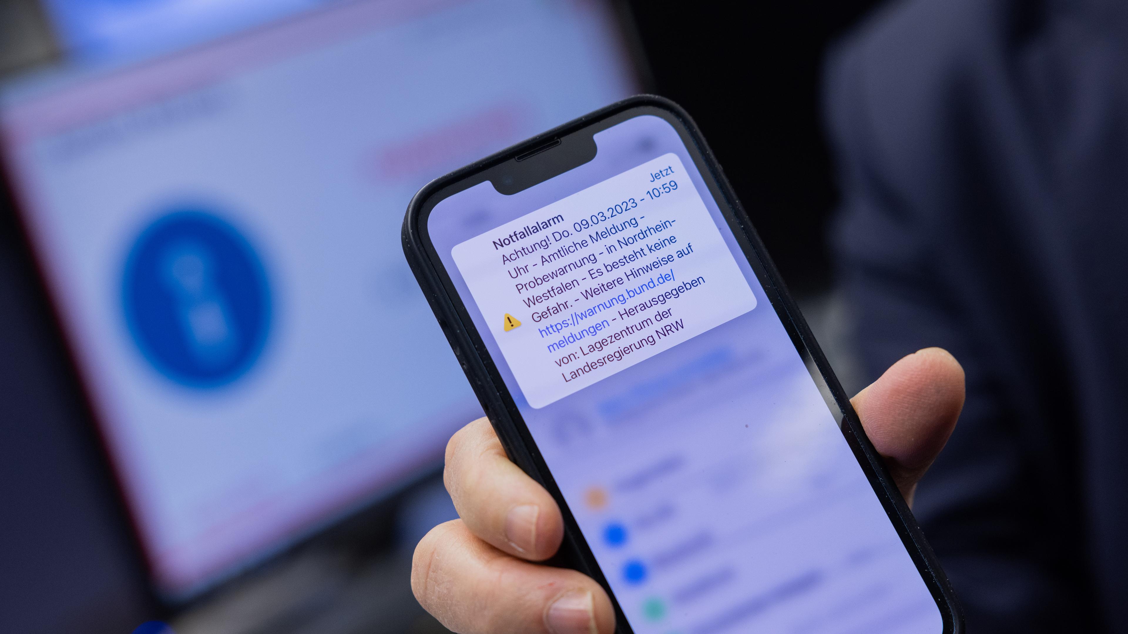 Ein Probealarm am Warntag ist auf ein Smartphone zu sehen, aufgenommen am 09.03.2023