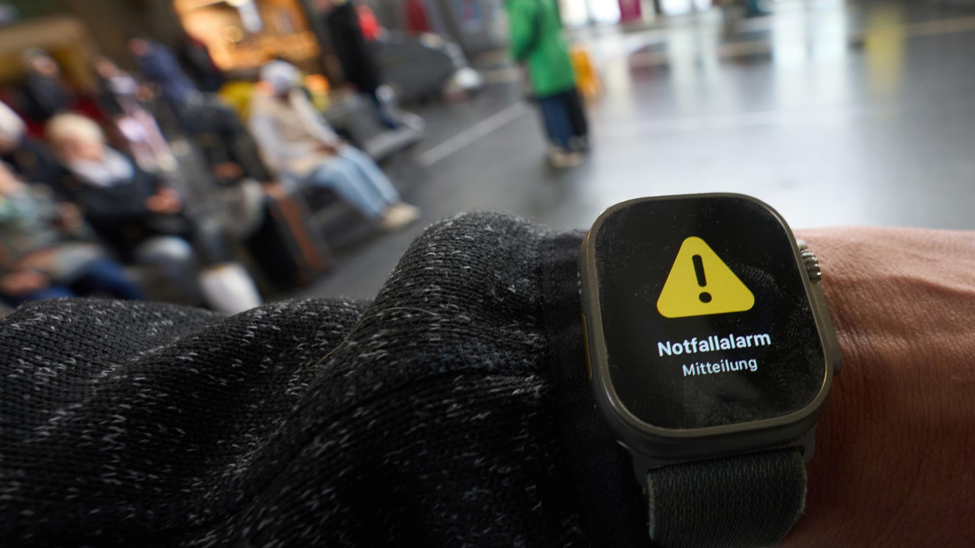 Ein Warnhinweis wird am Landesweiten Warntag mit zentralem Probealarm für alle Warnapps auf einer Smartwatch angezeigt.