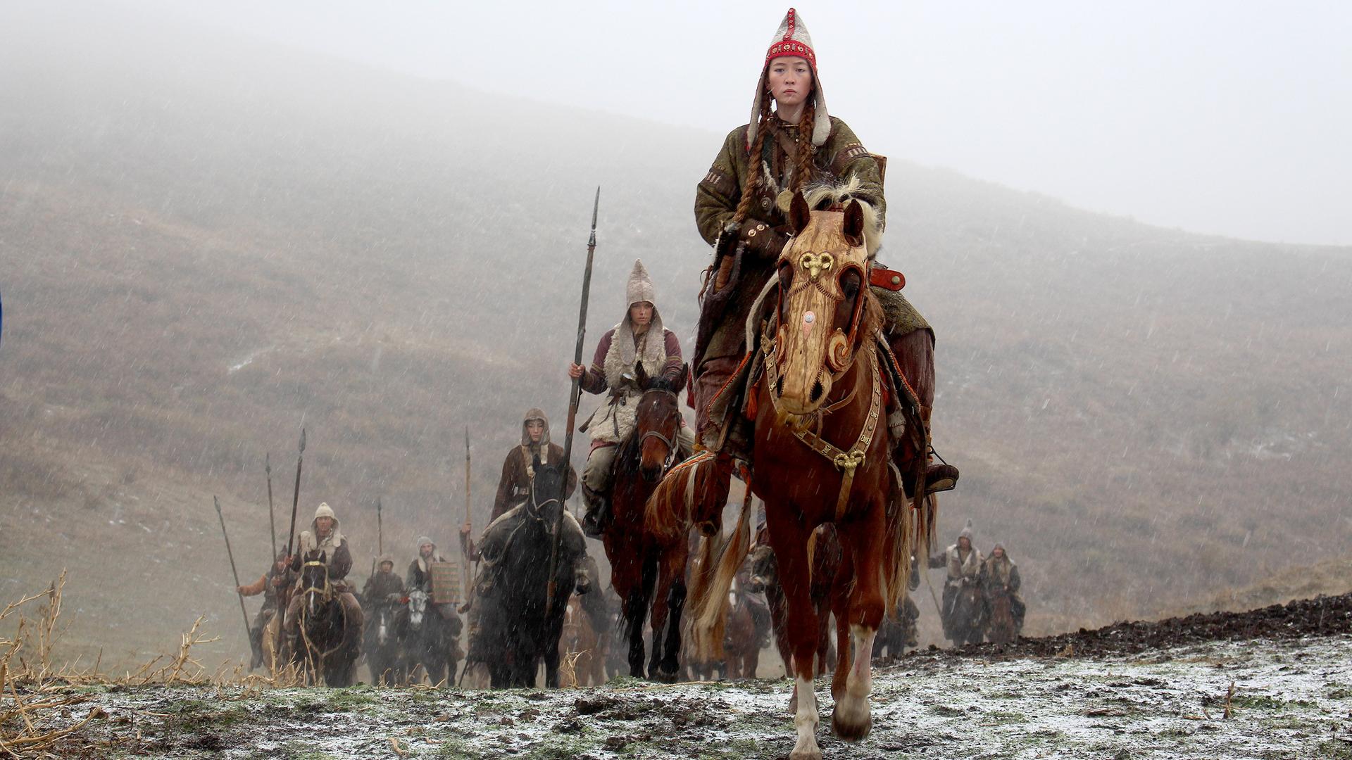 Anführerin Alkaya führt ihren Stamm in den Krieg