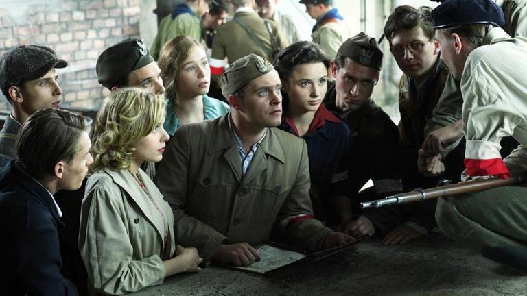 Ala (Zofia Wichlacz, 5.v.l.), Kama (Anna Próchniak, 5. v.r.), Beata (Karolina Staniec, 3.v.l.) und Stefan (Józef Pawlowski, 3.v.l.).