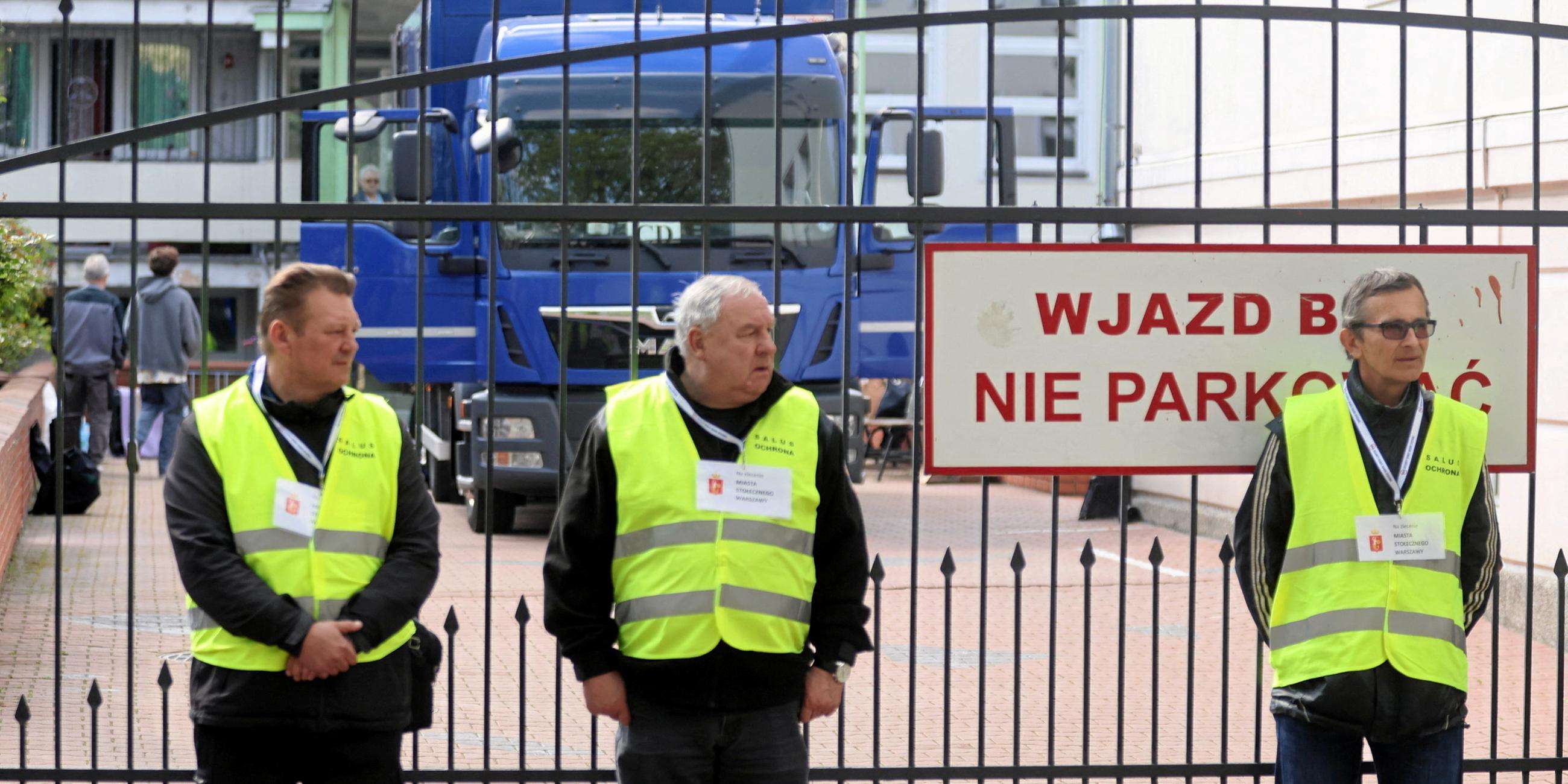 Sicherheitspersonal vor Warschauer Schule