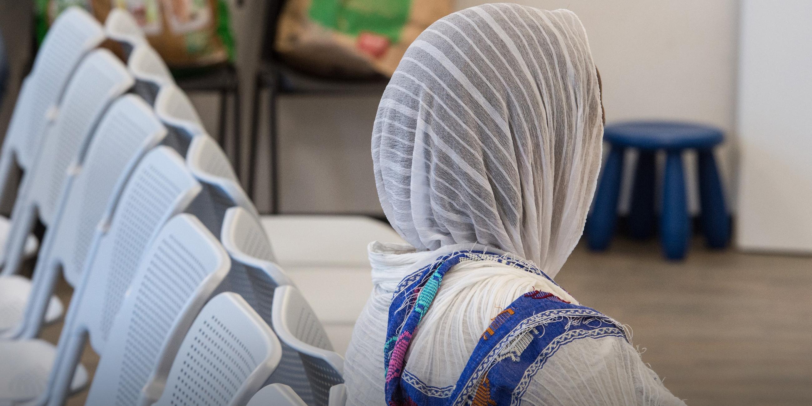Archiv: Wartende Frau im "Ankunftszentrum für Flüchtlinge"